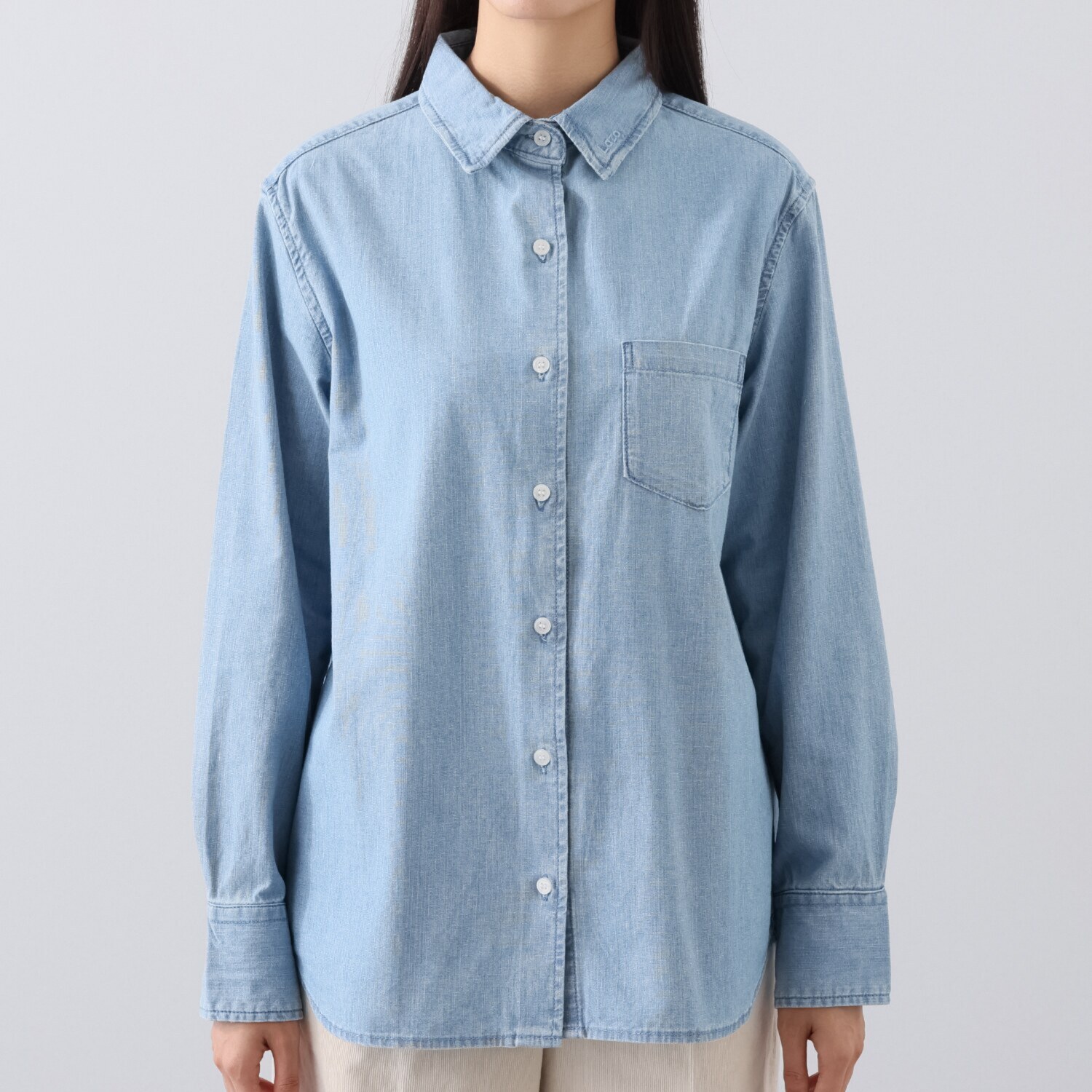 ラソエヌサーティスリー ディグリーズ 肌触りと通気性が良い ナチュラルな風合い 襟のワンポイントロゴ シャンブレーデニムシャツ