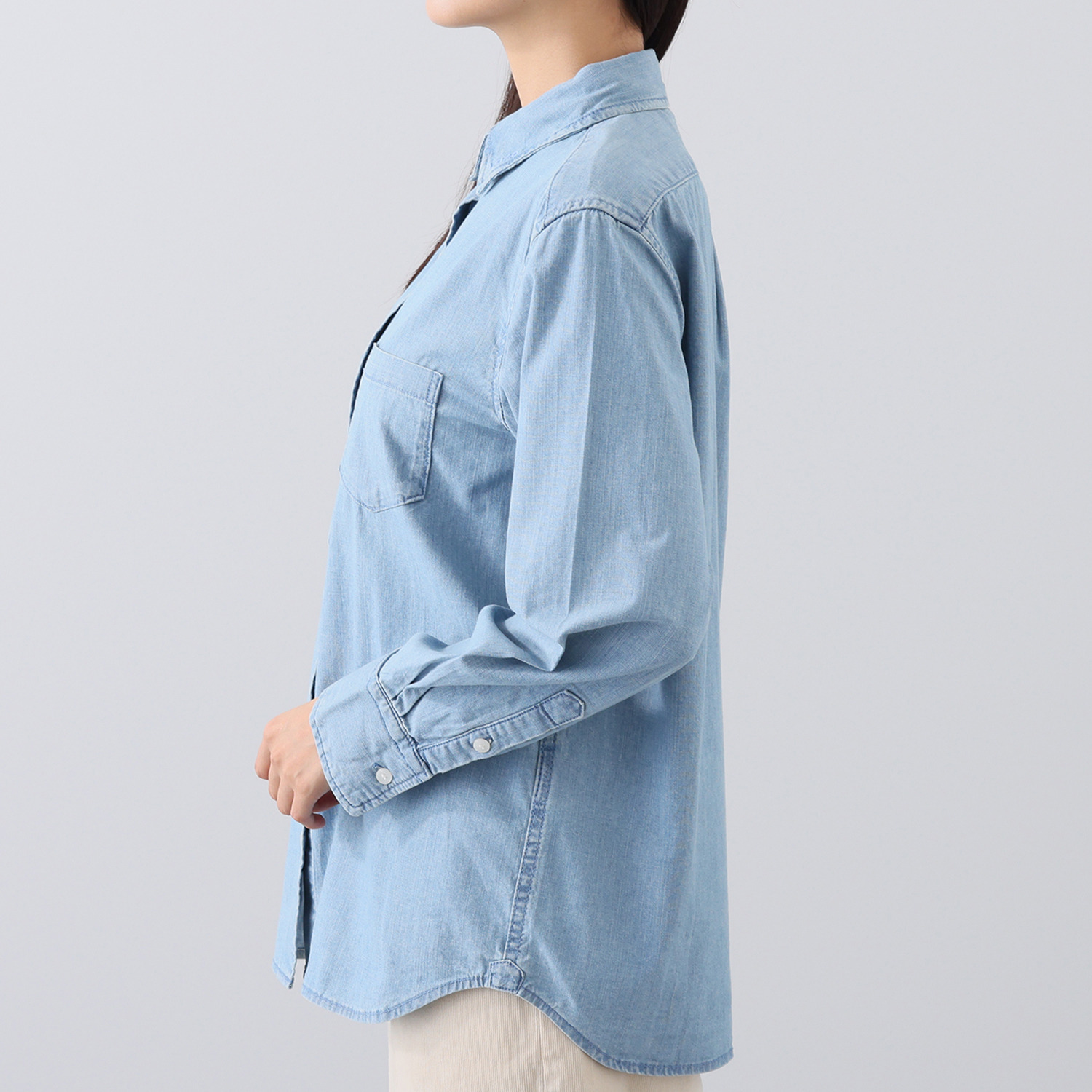 ラソエヌサーティスリー ディグリーズ 肌触りと通気性が良い ナチュラルな風合い 襟のワンポイントロゴ シャンブレーデニムシャツ