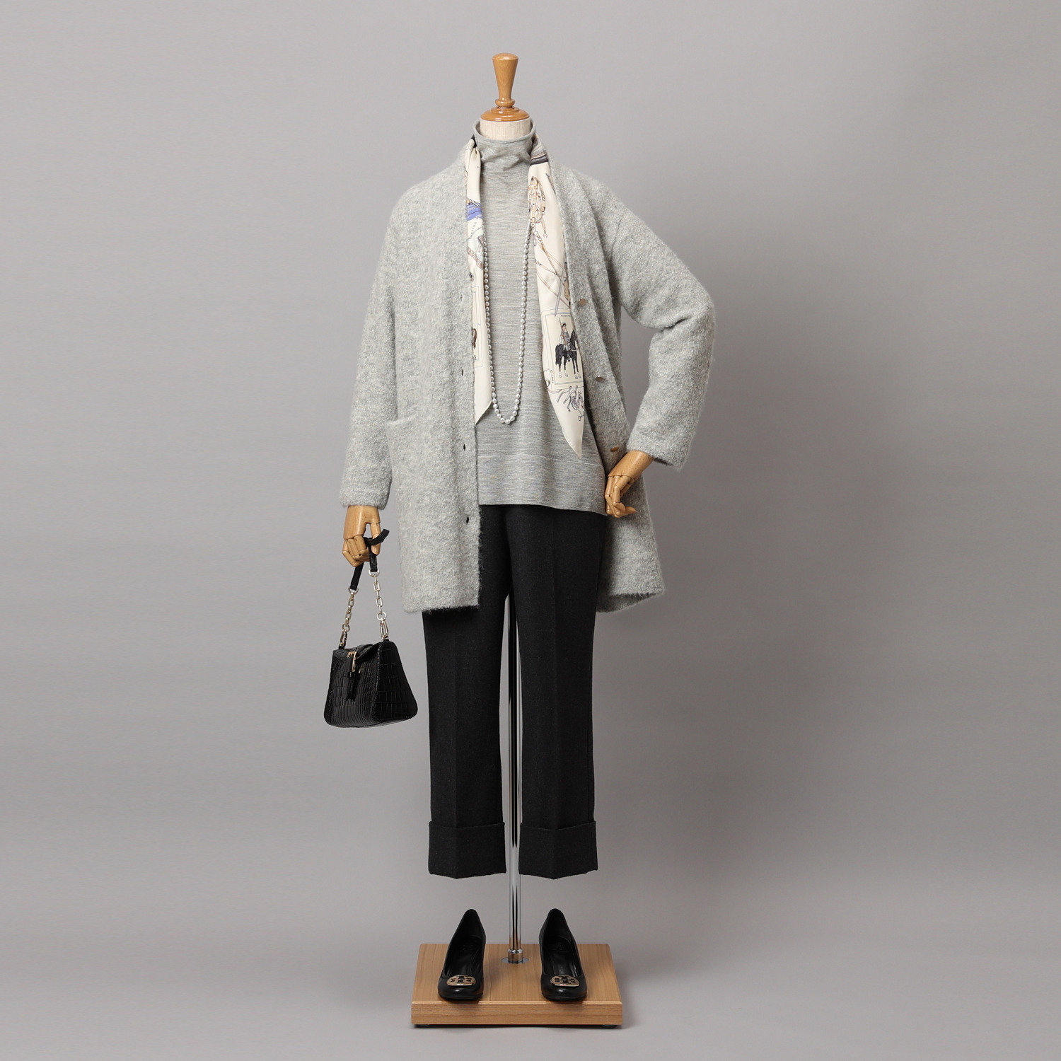 アズイズ　ビーマイセルフ バイ　ネイチャーズ ベビーアルパカ混ブークレ Ｖネックコーディガン