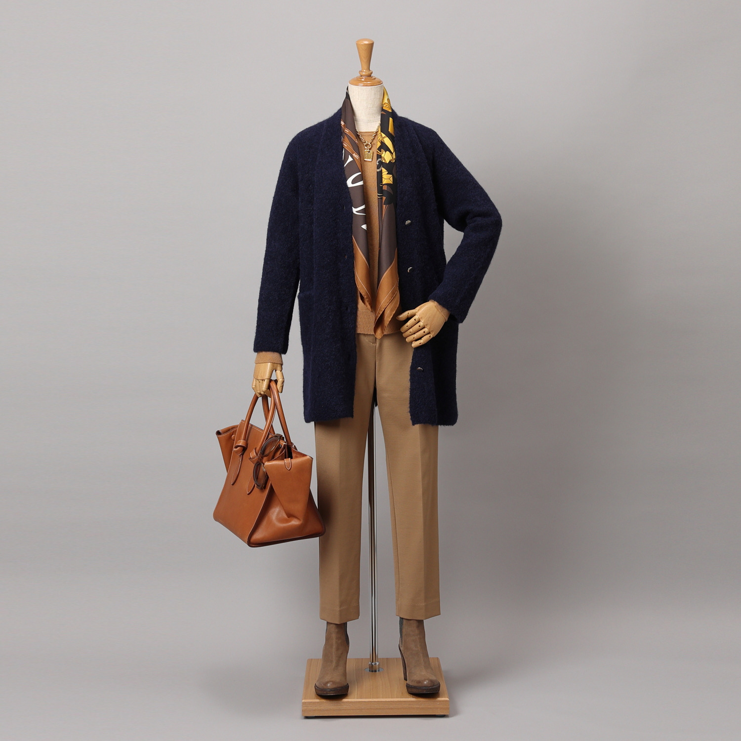 アズイズ　ビーマイセルフ バイ　ネイチャーズ ベビーアルパカ混ブークレ Ｖネックコーディガン