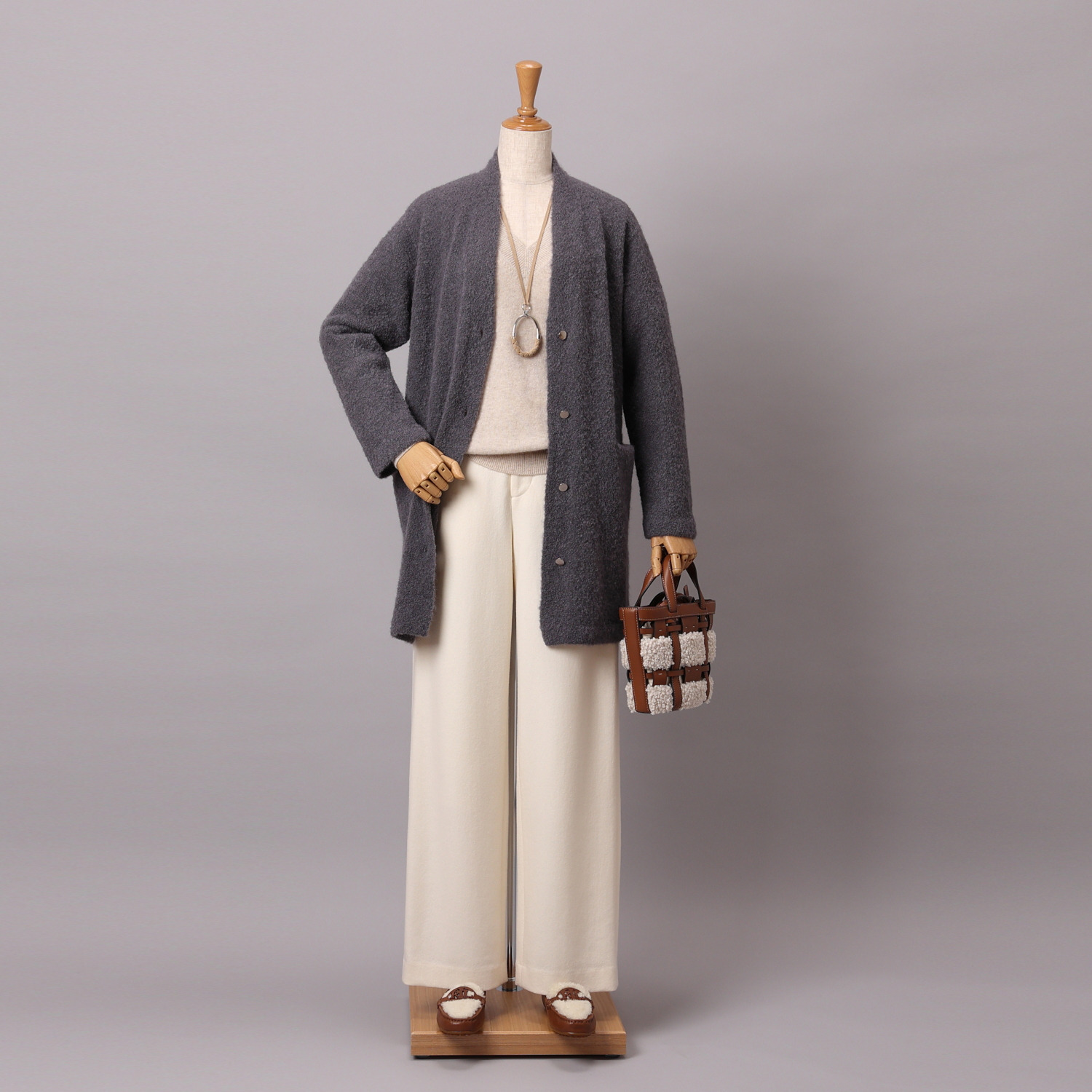 アズイズ　ビーマイセルフ バイ　ネイチャーズ ベビーアルパカ混ブークレ Ｖネックコーディガン