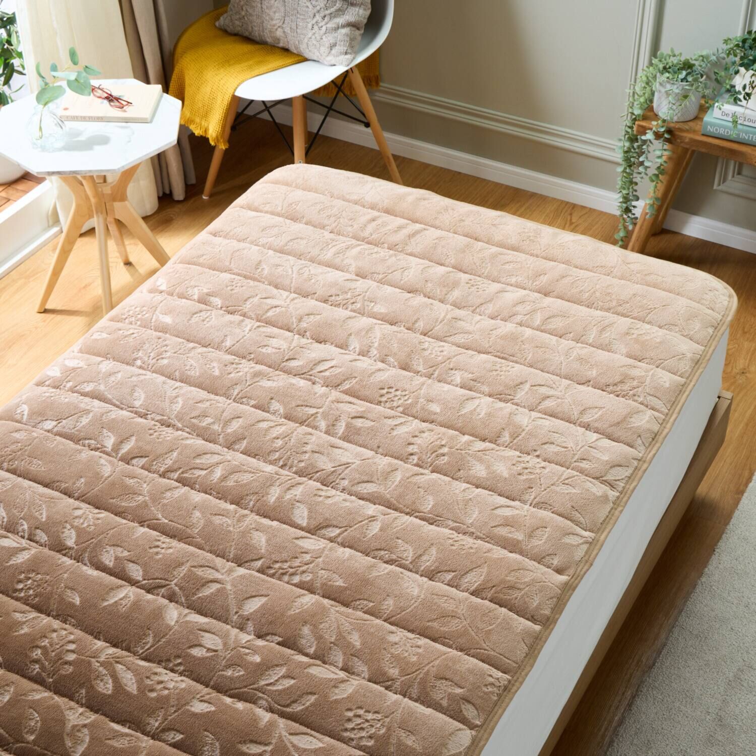 ｎｉｓｈｉｋａｗａ　西川 ゴム無しでもズレにくい！ 吸湿発熱 置くらくホット敷きパッド ＜シングル＞