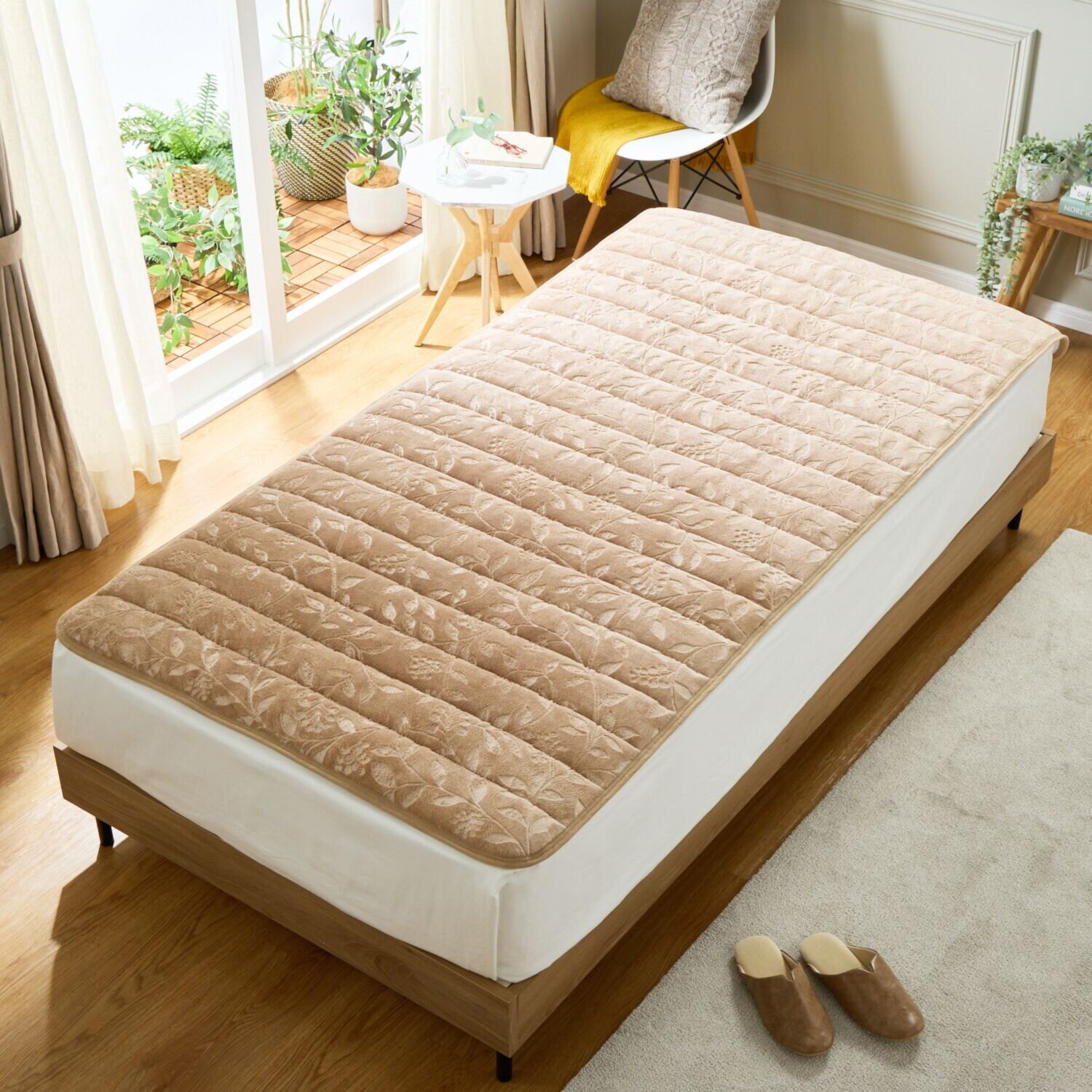 ｎｉｓｈｉｋａｗａ　西川 ゴム無しでもズレにくい！ 吸湿発熱 置くらくホット敷きパッド ＜シングル＞