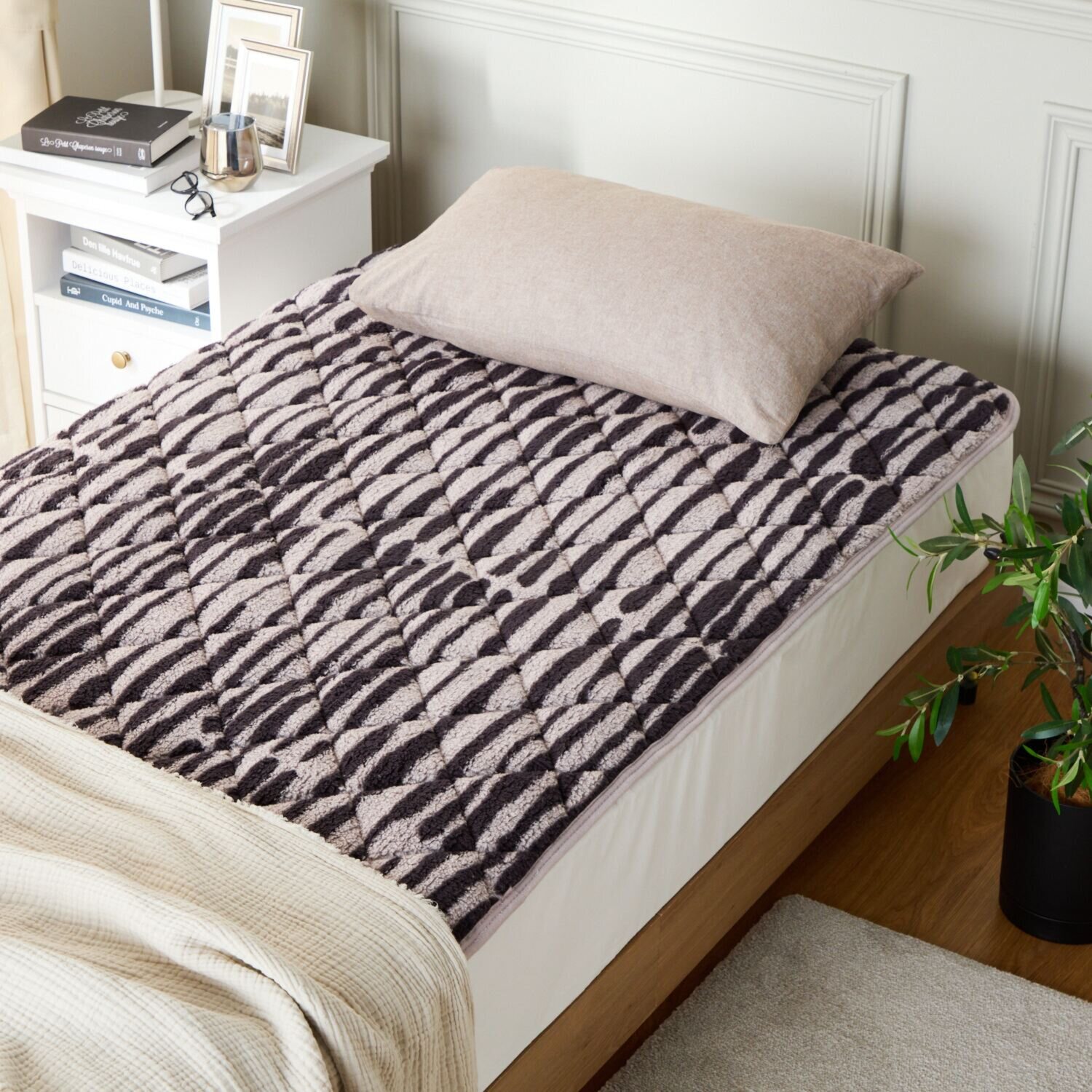 ｎｉｓｈｉｋａｗａ　西川 抗菌・消臭・蓄熱 もこもふ敷きパッド ＜シングル＞