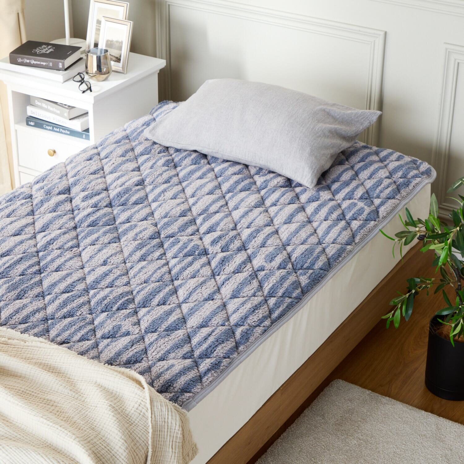 ｎｉｓｈｉｋａｗａ　西川 抗菌・消臭・蓄熱 もこもふ敷きパッド ＜セミダブル＞