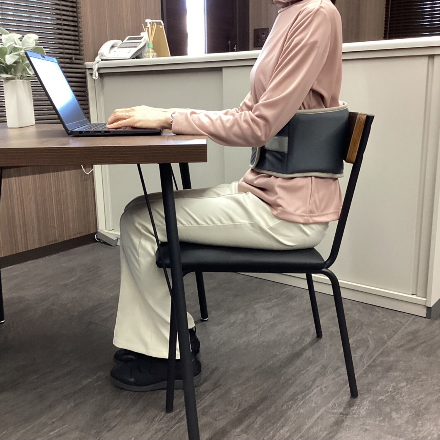 エクラスタイル 腰のすき間を埋めて支える リバーシブル 腰ピタンクッション