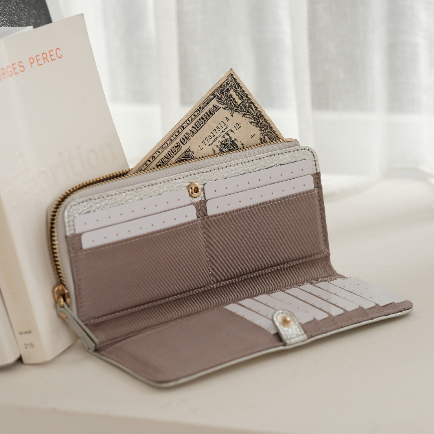 マリ・クレール イタリアンレザー カードが見やすい！ 大容量なのにコンパクト クローバーモティーフ Ｌ字ファスナー長財布