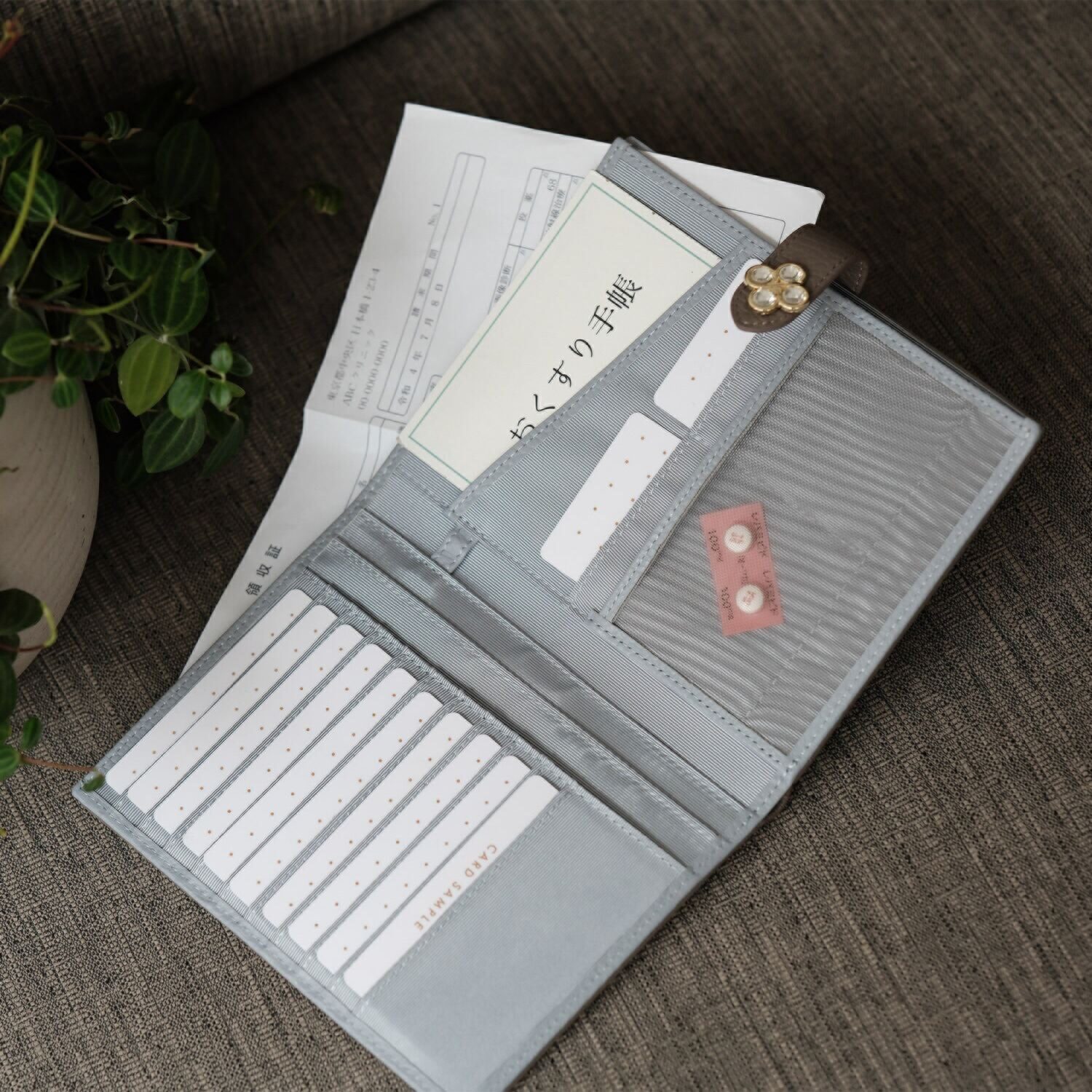 マリ・クレール イタリアンレザー お薬手帳も入る クローバーモティーフ マルチケース