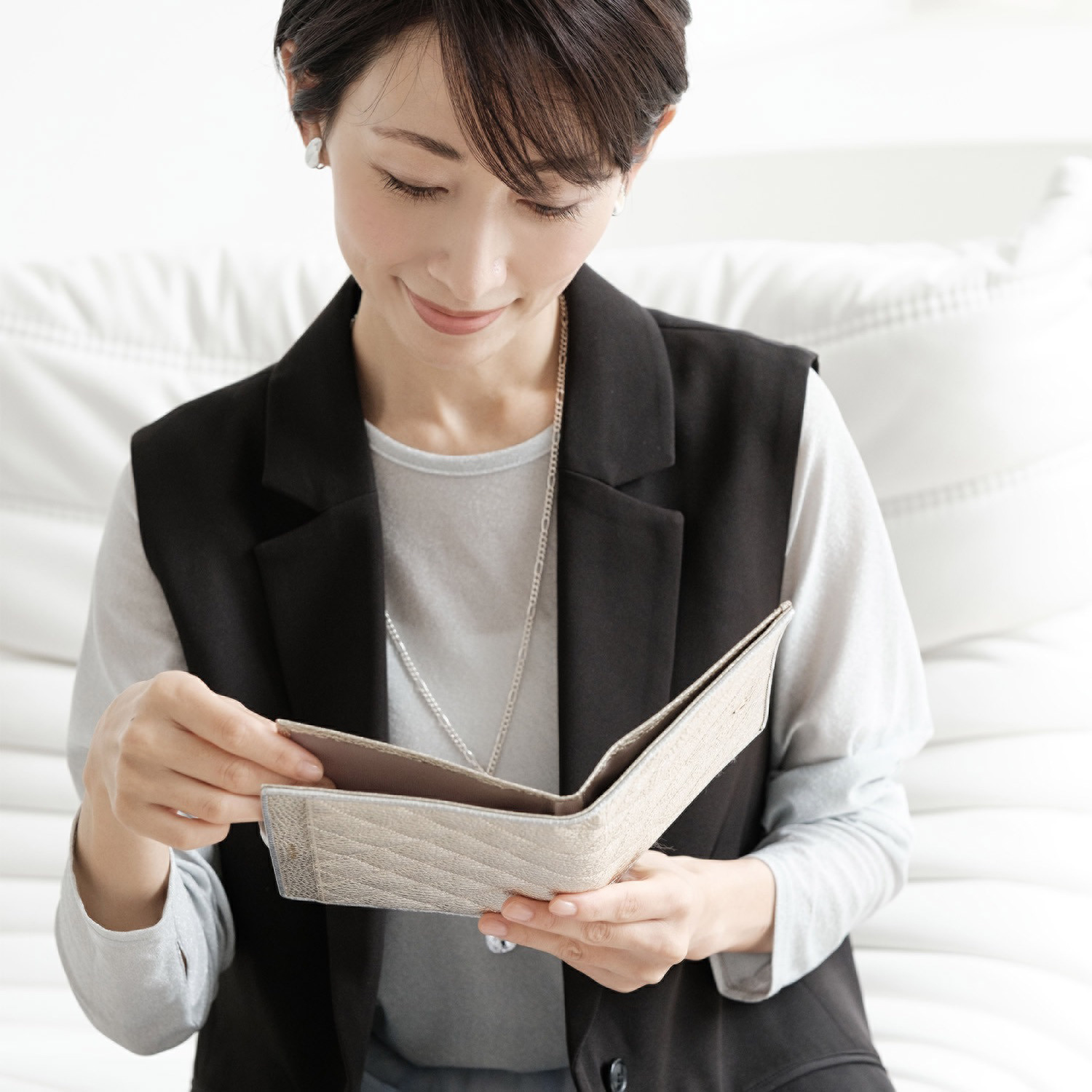 マリ・クレール イタリアンレザー お薬手帳も入る クローバーモティーフ マルチケース