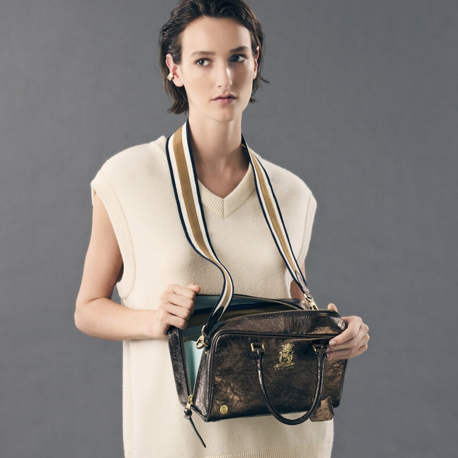 エーディーエムジェイ イタリアンレザー クラックメタル ２ウェイボストンバッグ ＜２８ｃｍ＞