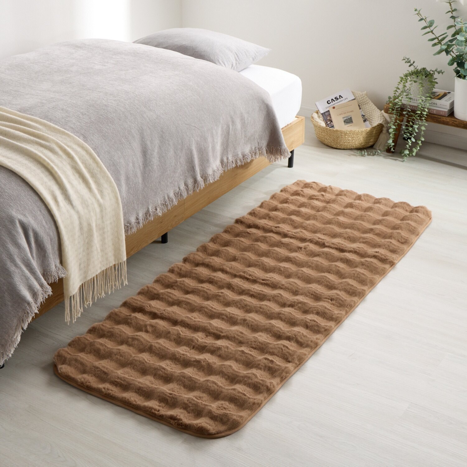 ふわふわファータッチ 蓄熱ウレタン入り 足元あったかラグ ＜６５×１７０ｃｍ＞