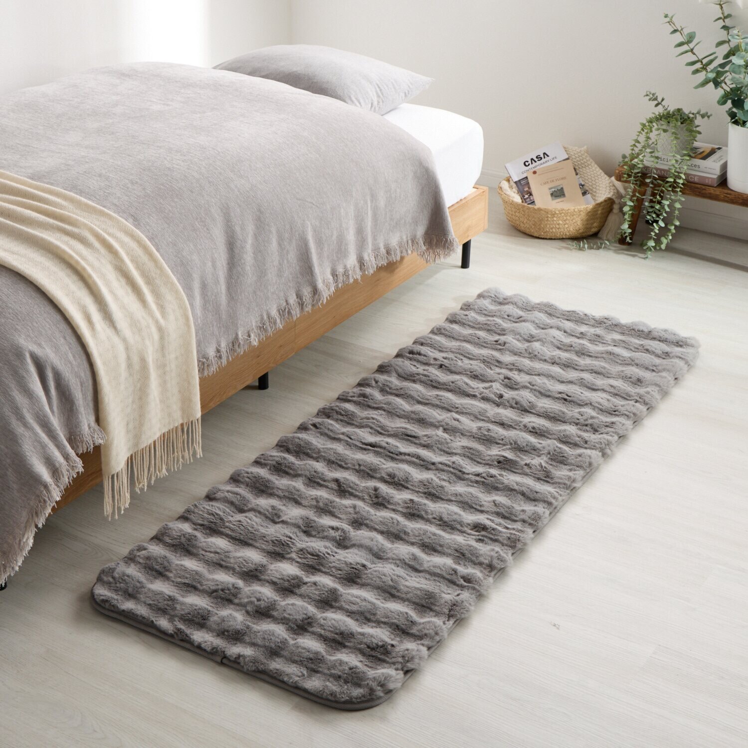 ふわふわファータッチ 蓄熱ウレタン入り 足元あったかラグ ＜６５×１７０ｃｍ＞