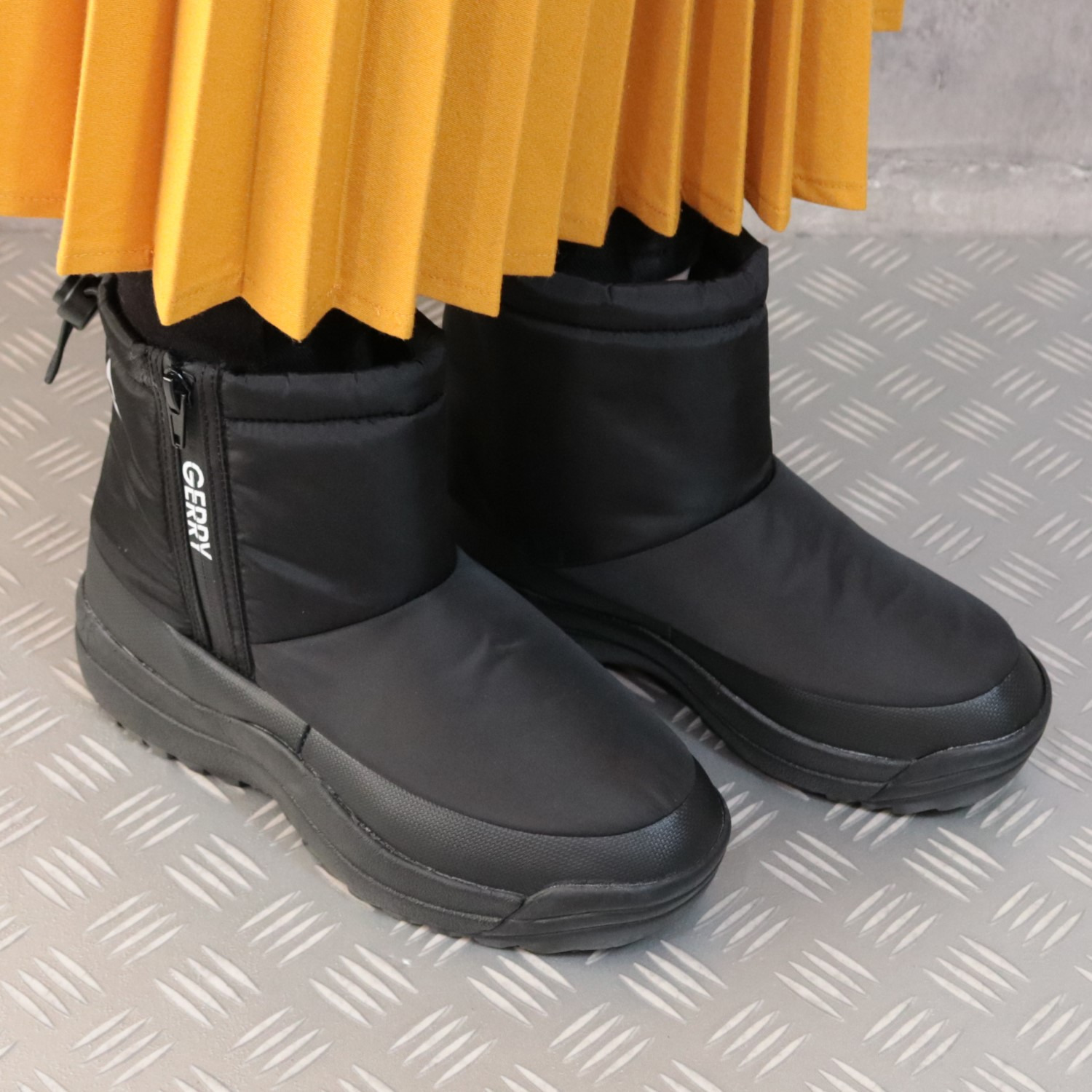 ＧＥＲＲＹ 防水・はっ水 ファスナーで履きやすい スパイク付ショートブーツ