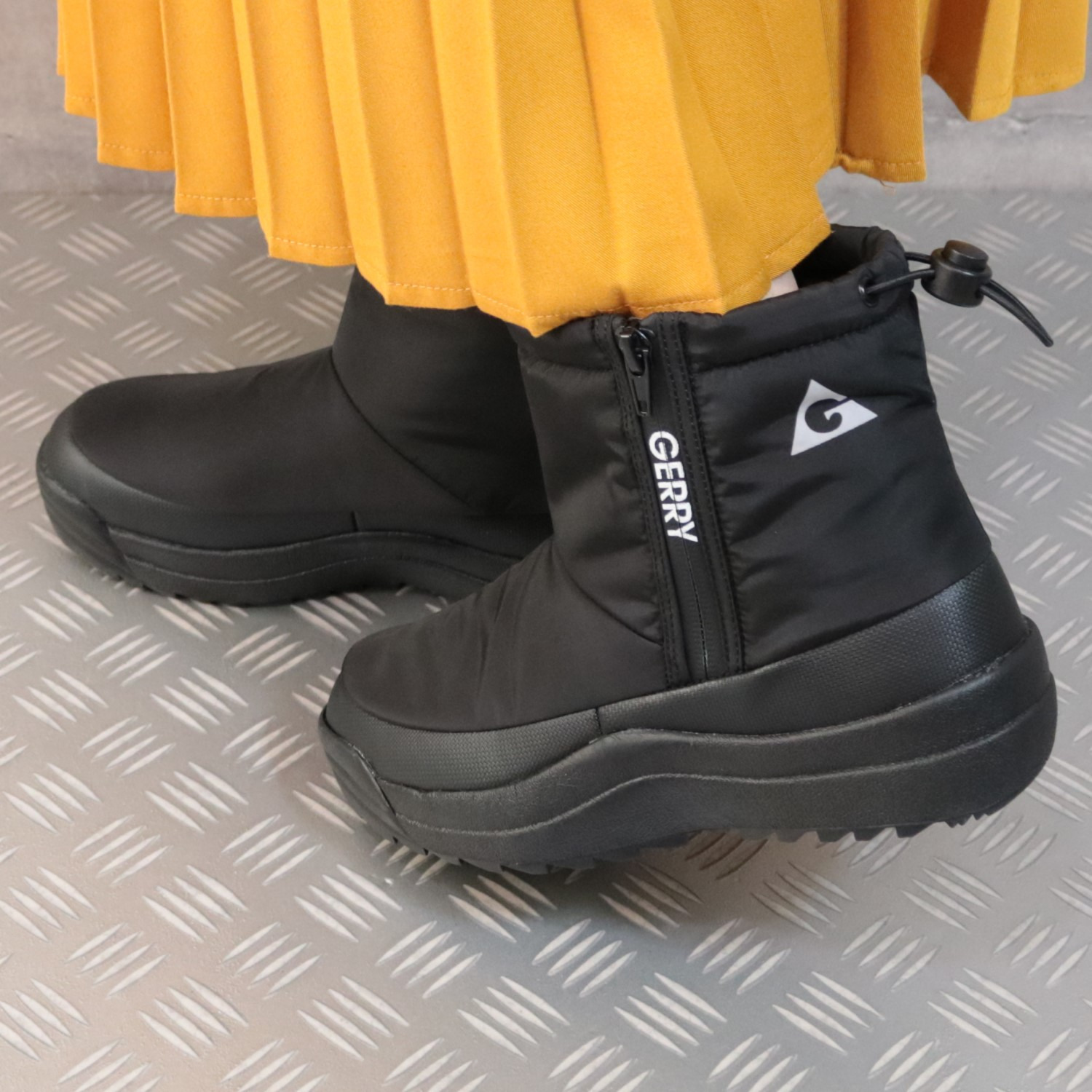 ＧＥＲＲＹ 防水・はっ水 ファスナーで履きやすい スパイク付ショートブーツ