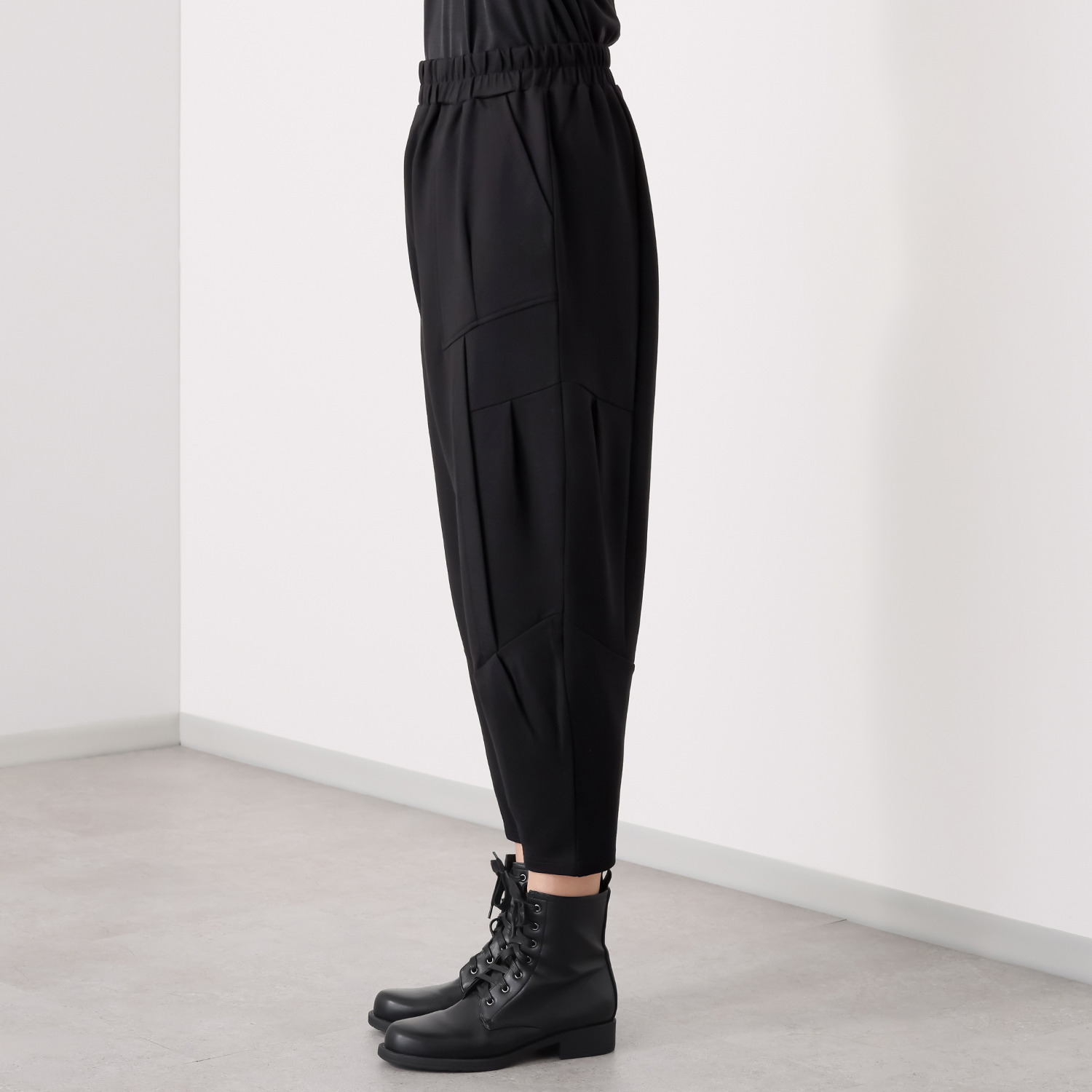 コイビトミサキ　ブラック タックアクセント テーパードパンツ