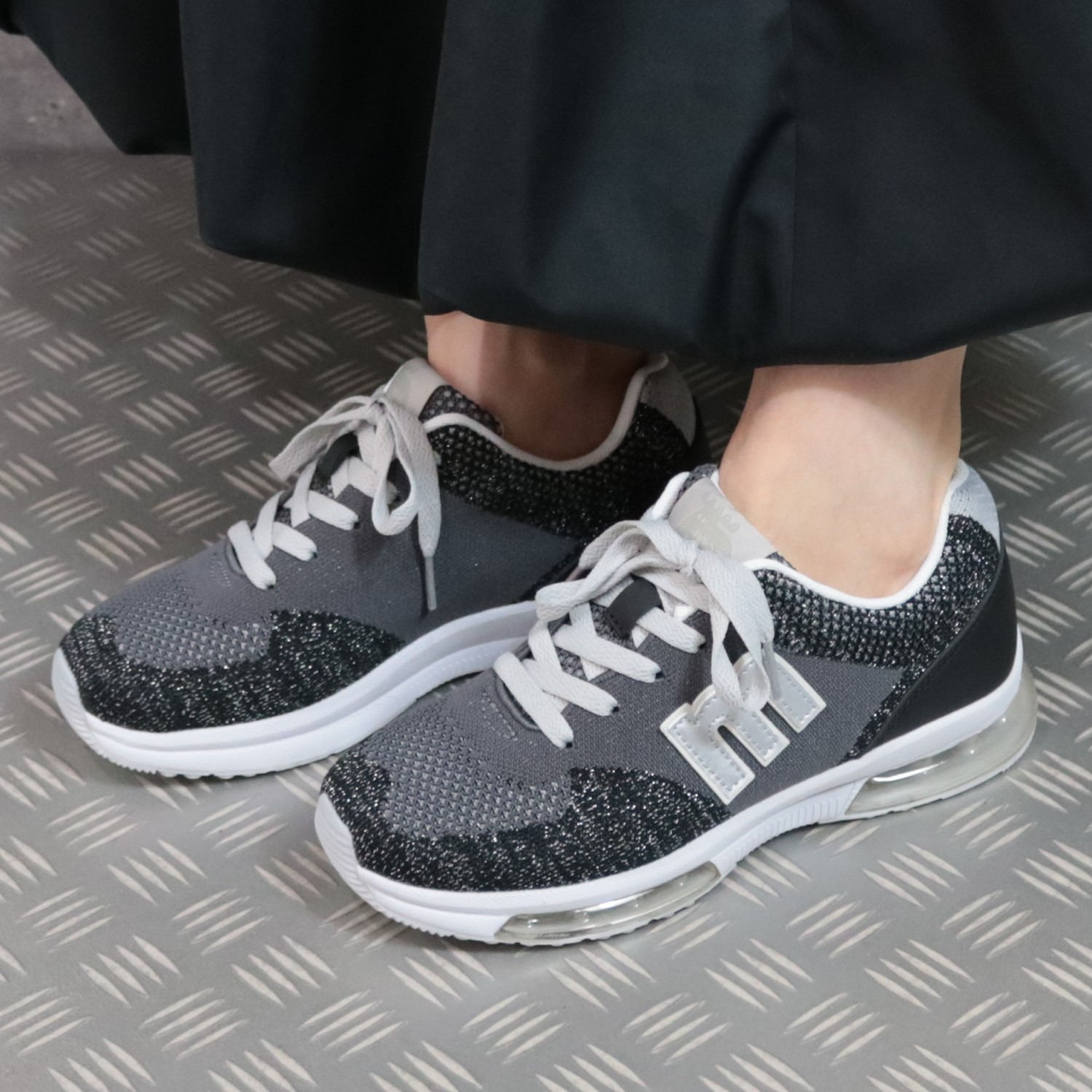 モズ コンビアクセント ダブルのエア入りソール 軽量ニットスニーカー 