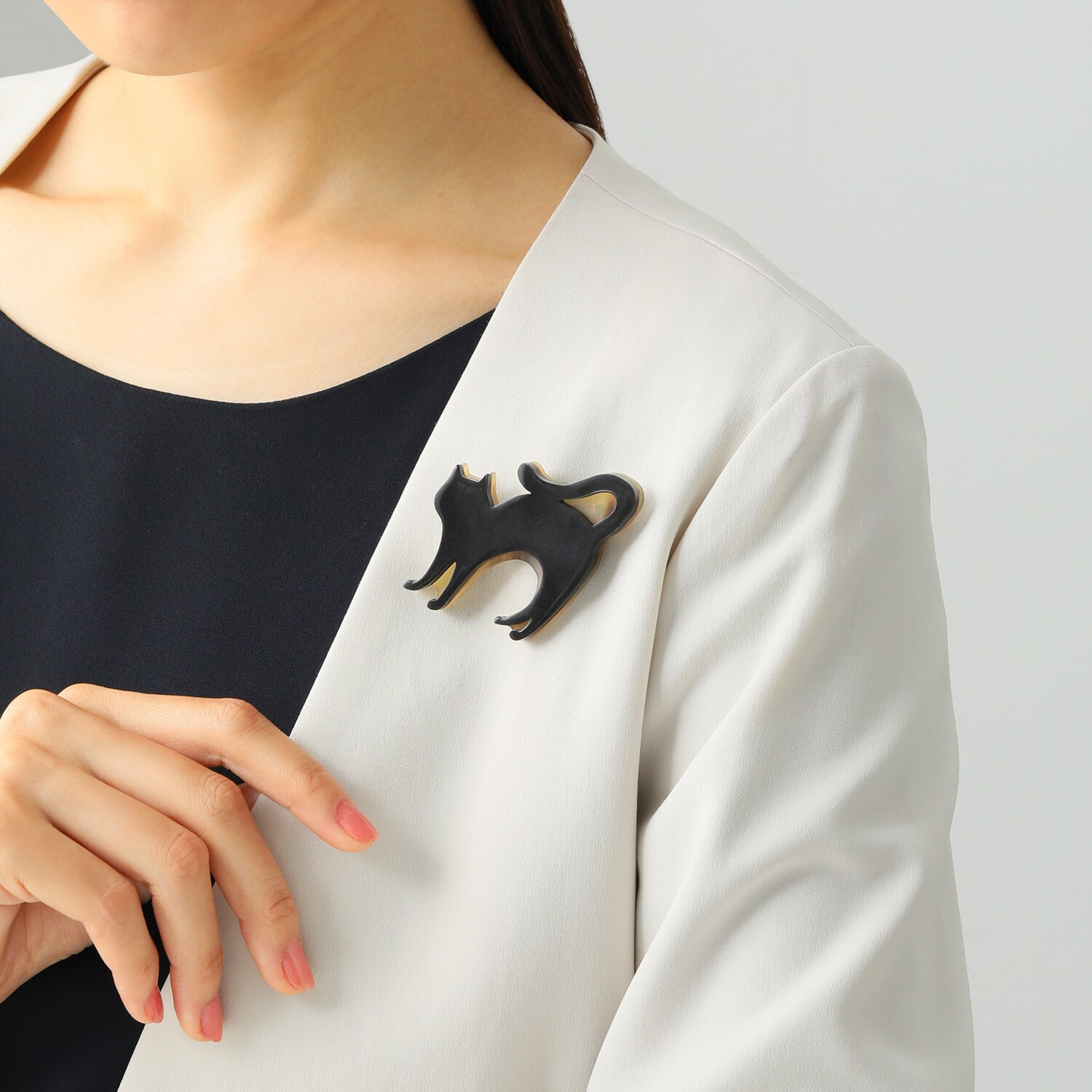 グレイスモア 黒水牛＆飴色水牛 バイカラー キャットモティーフ ブローチ