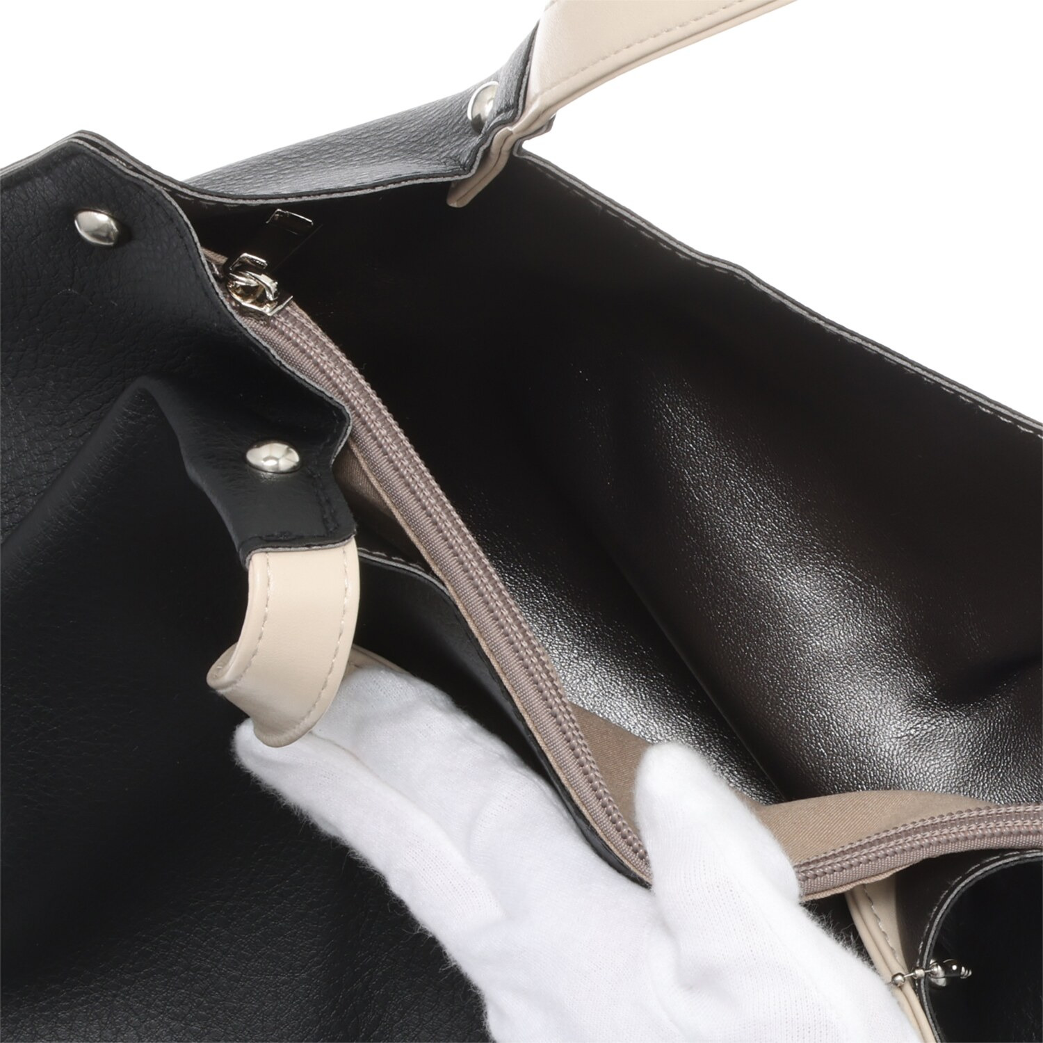 ラルジュ チャーム付 軽量 フェイクレザー ハンドバッグ