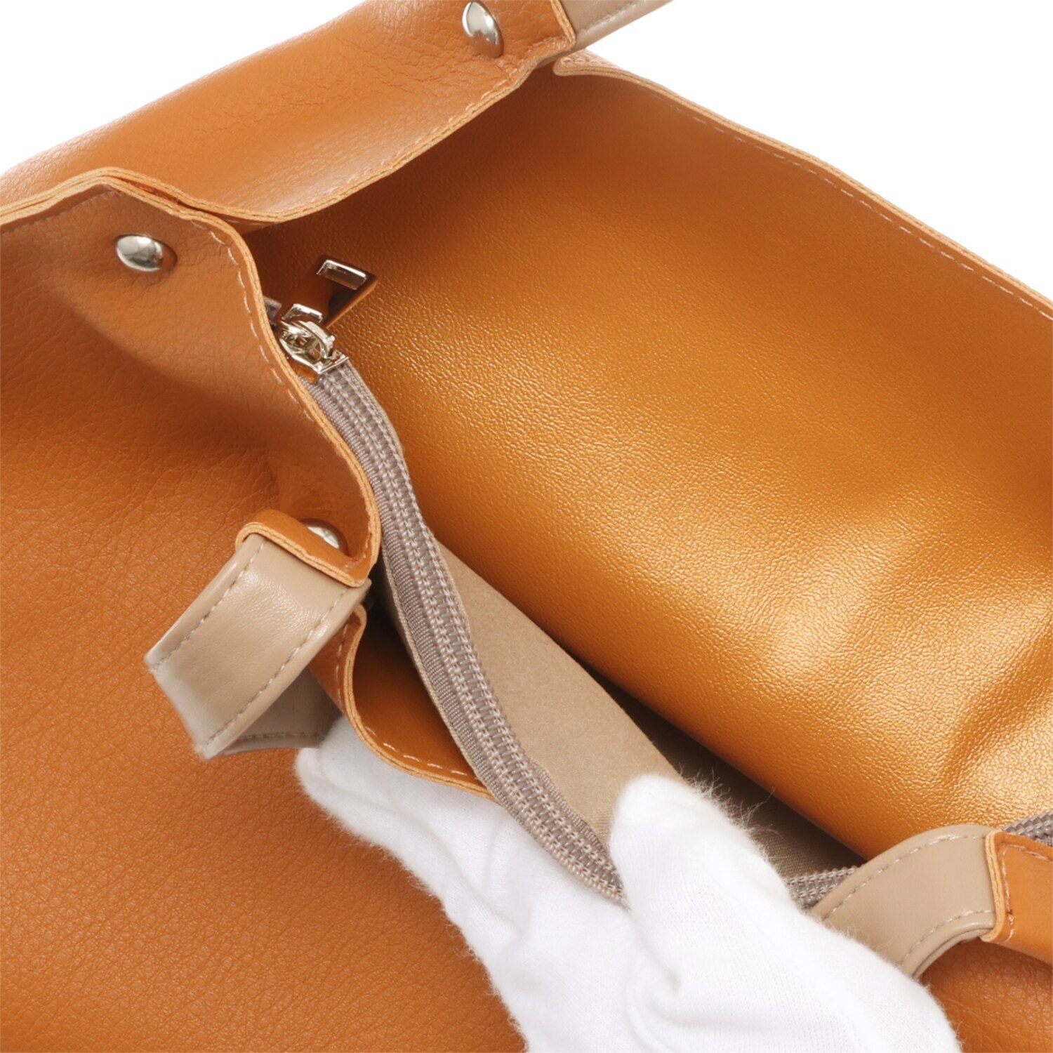 ラルジュ チャーム付 軽量 フェイクレザー ハンドバッグ