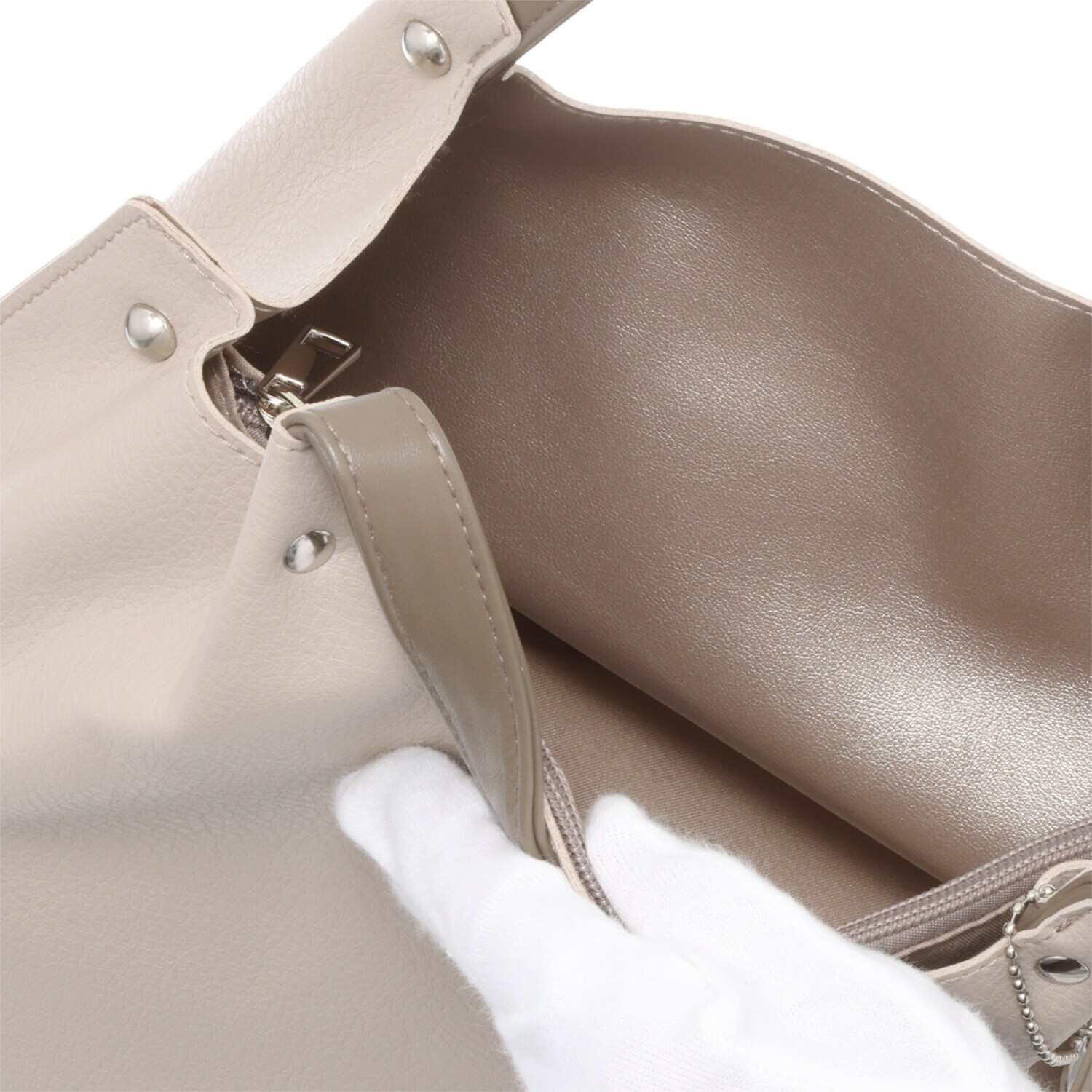 ラルジュ チャーム付 軽量 フェイクレザー ハンドバッグ