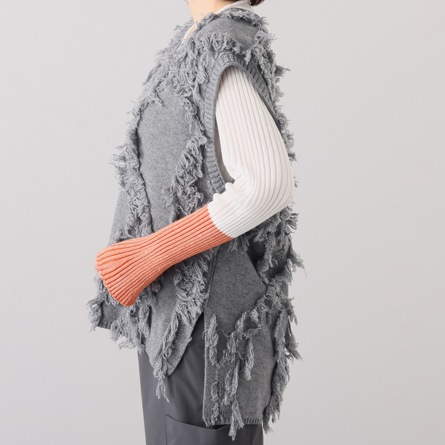 アキコ　カワダ シャギーデザイン Ｖネック ニットベスト