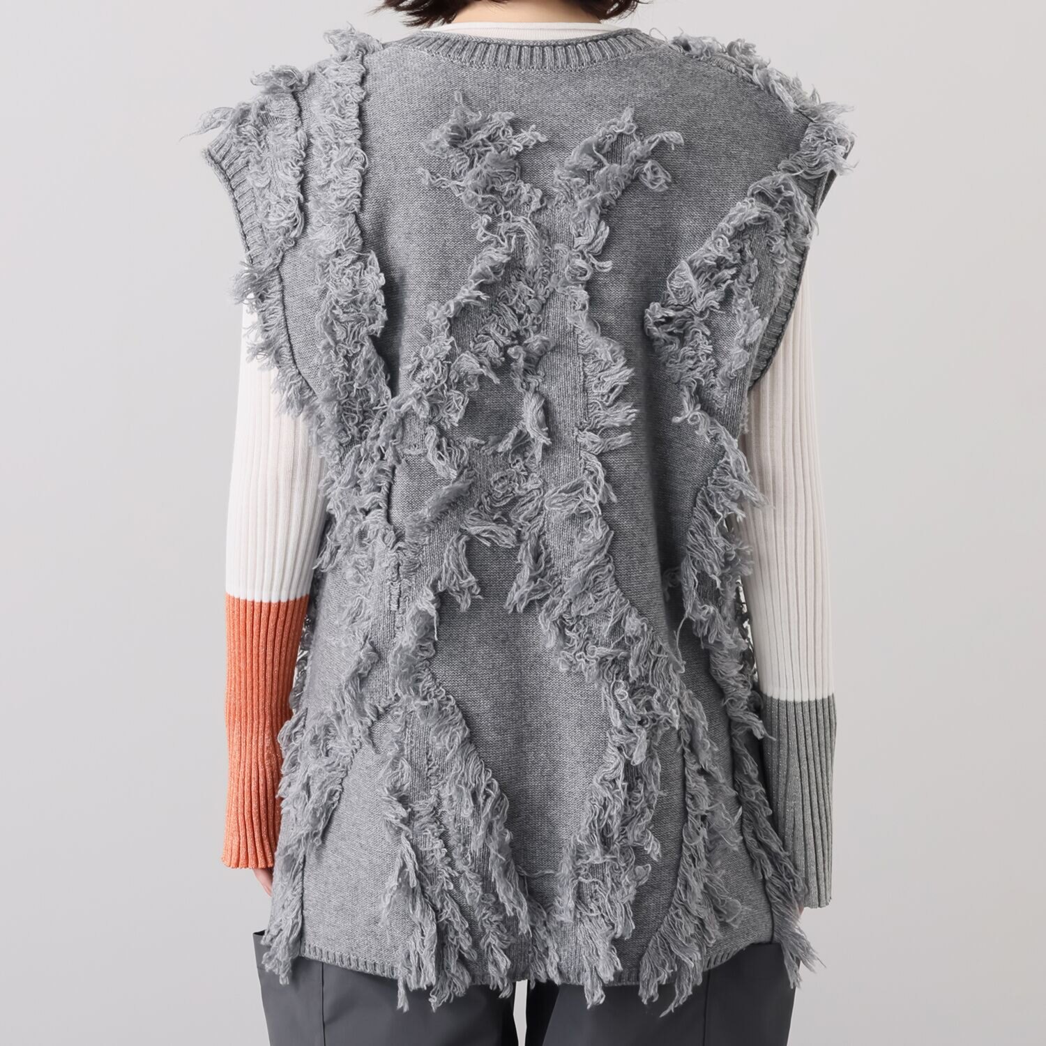 アキコ　カワダ シャギーデザイン Ｖネック ニットベスト