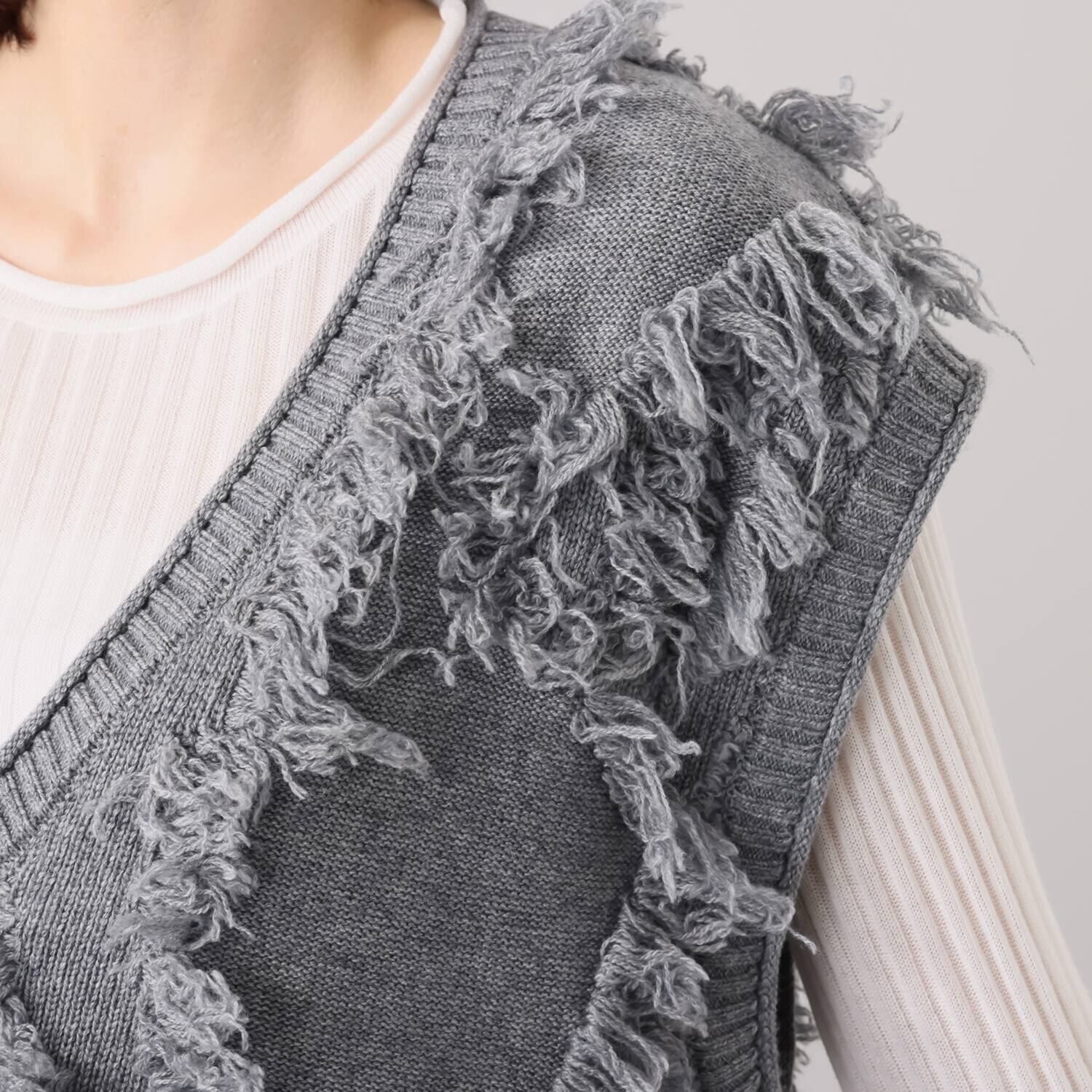 アキコ　カワダ シャギーデザイン Ｖネック ニットベスト