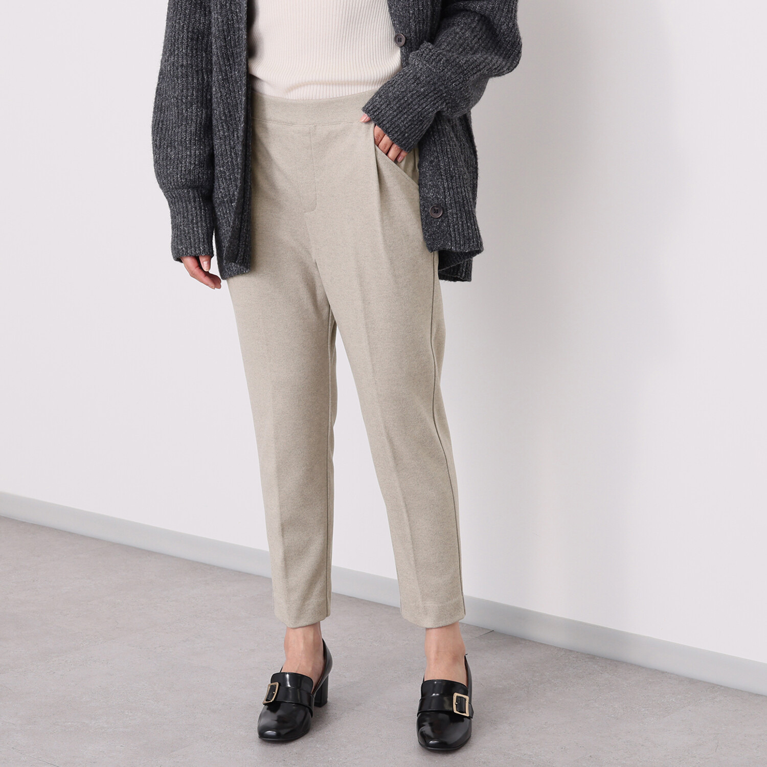 ラ・シュシュ ウールフラノ調 タック入り テーパードパンツ