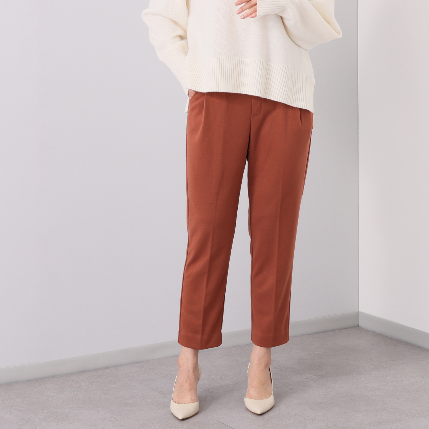 ラ・シュシュ ウールフラノ調 タック入り テーパードパンツ