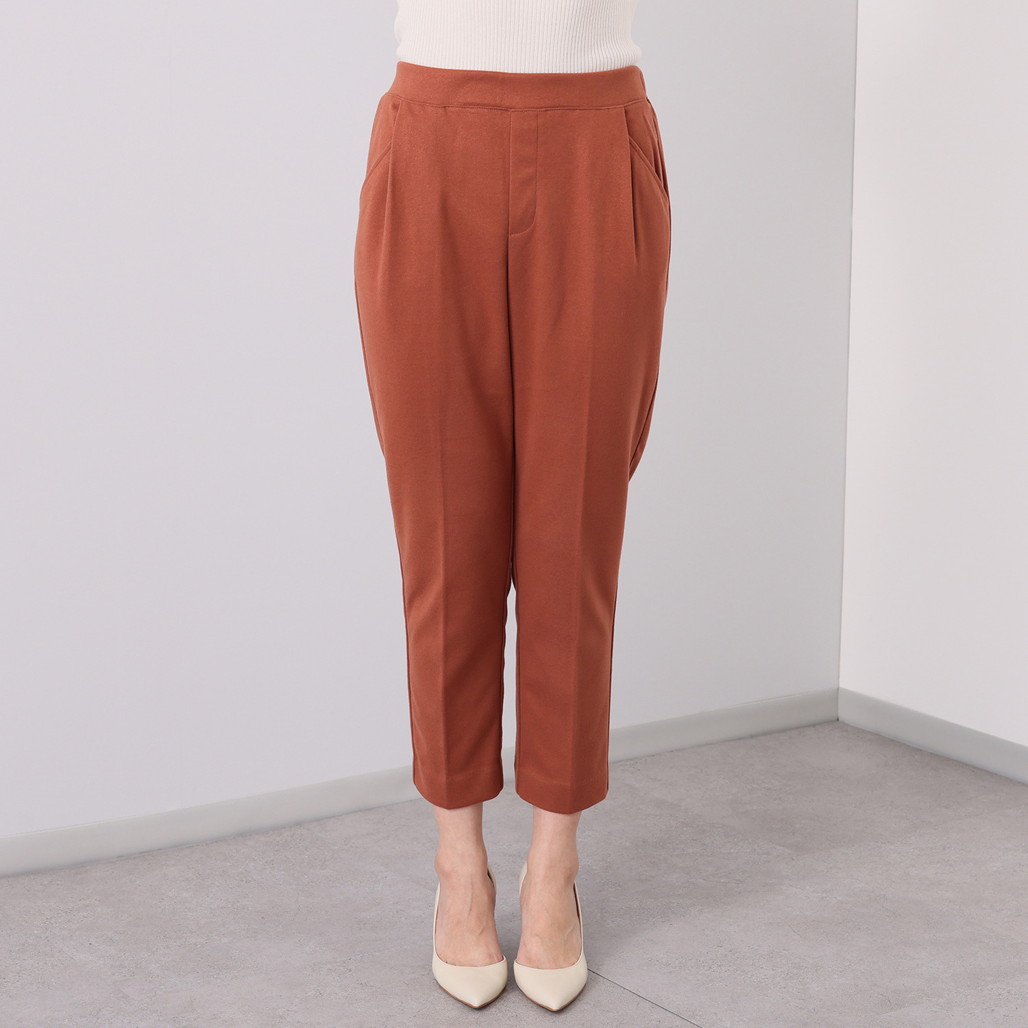 ラ・シュシュ ウールフラノ調 タック入り テーパードパンツ