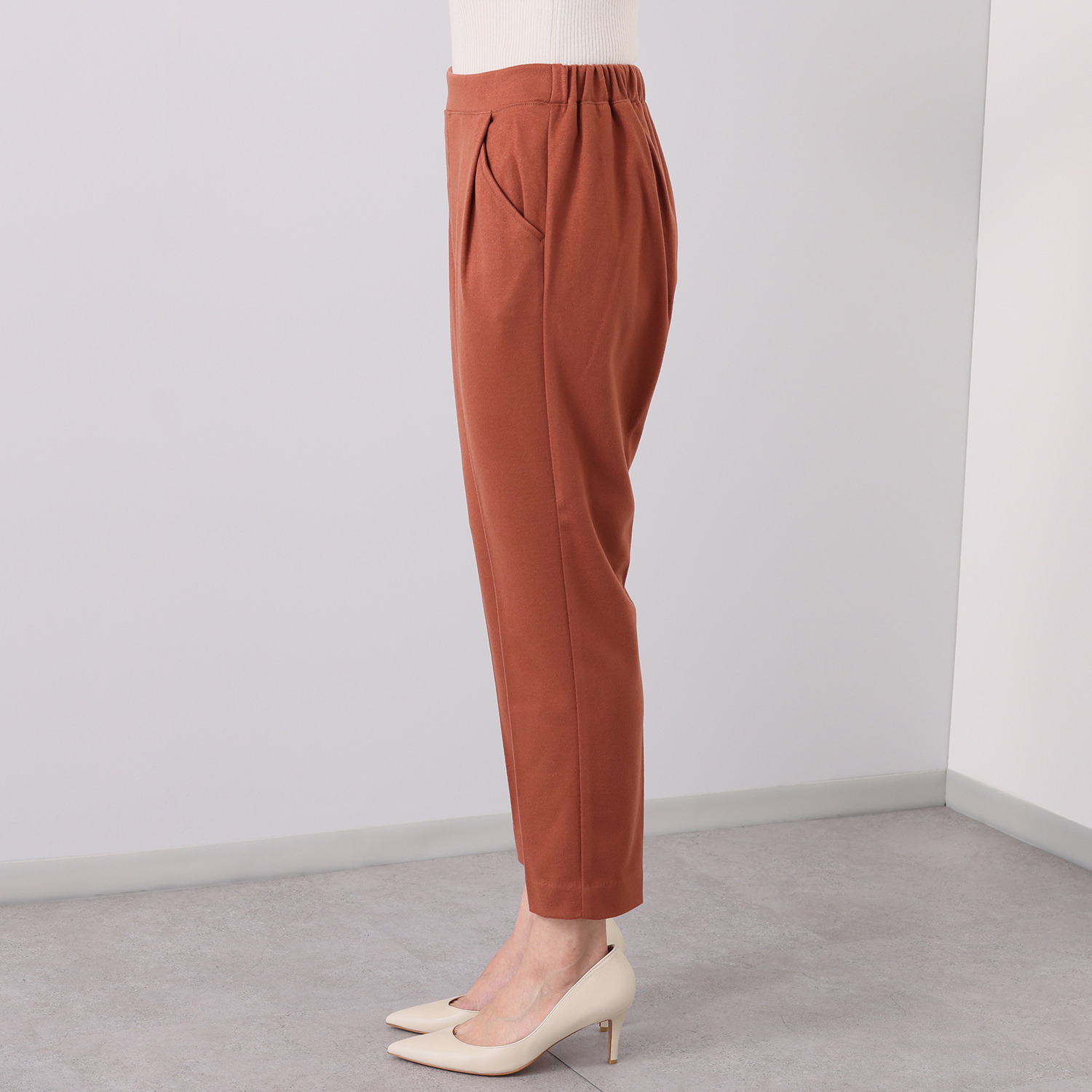 ラ・シュシュ ウールフラノ調 タック入り テーパードパンツ