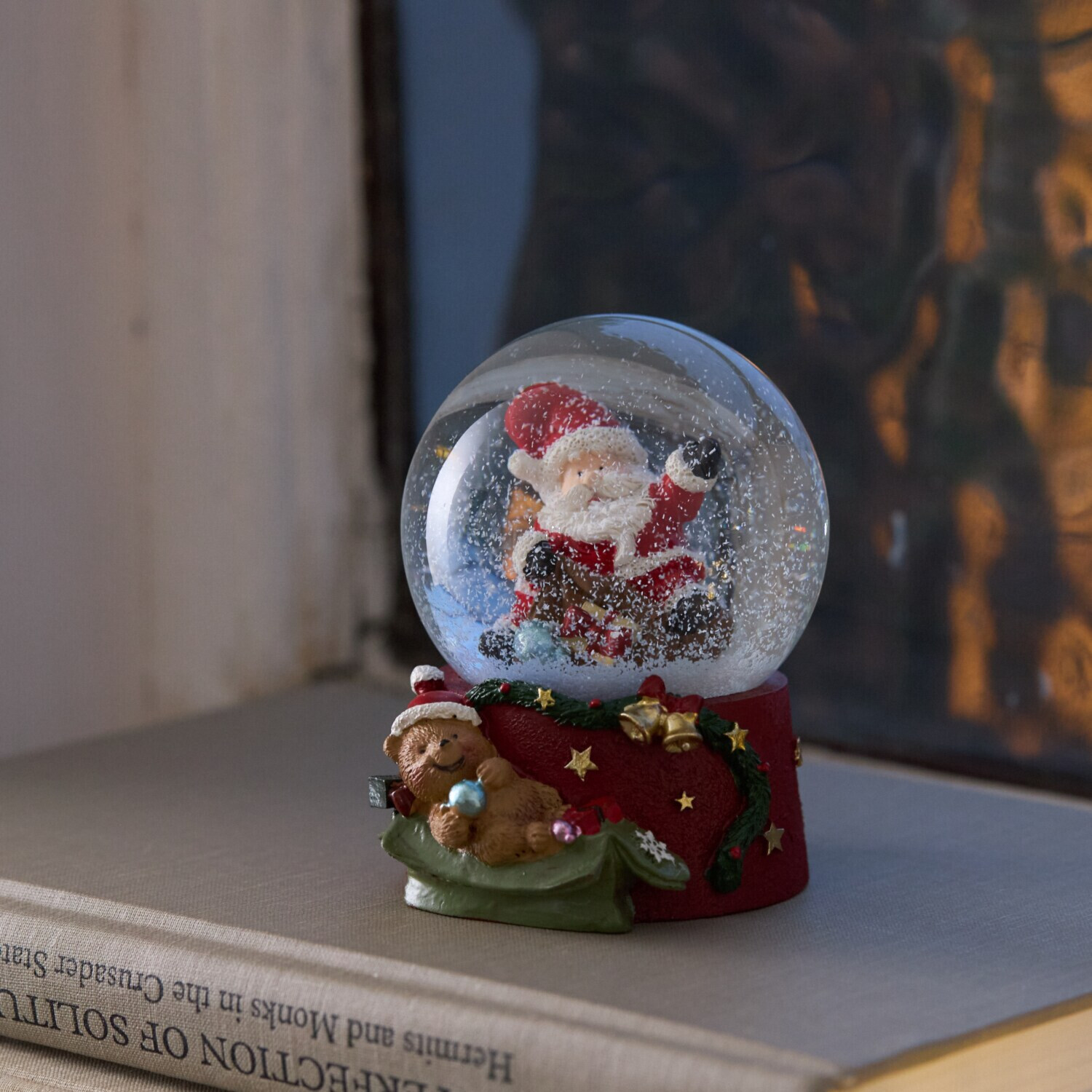 寝そべりくまの土台が キュート！ スノードーム “サンタ”