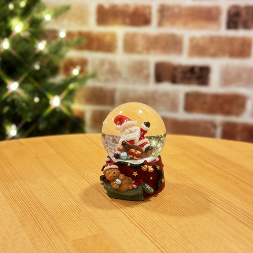 寝そべりくまの土台が キュート！ スノードーム “サンタ”