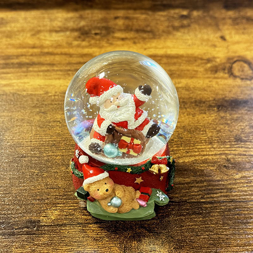 寝そべりくまの土台が キュート！ スノードーム “サンタ”