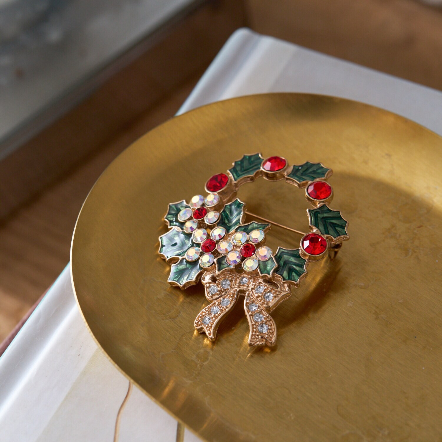 キラキラストーンの メタルリースブローチ