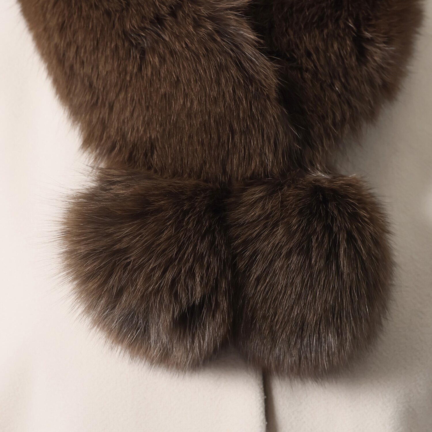 日本製 ＳＡＧＡブルーフォックス ポンポン付マフラー