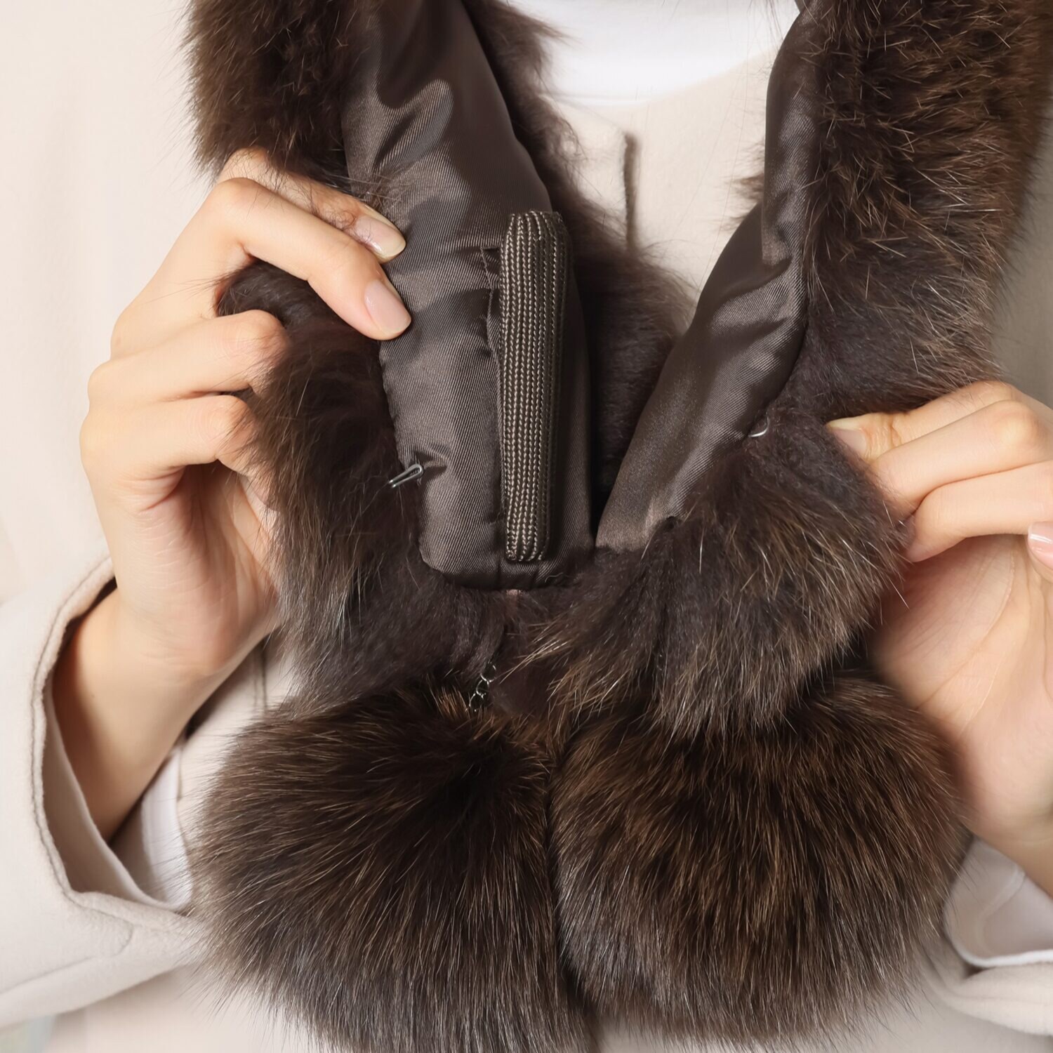 日本製 ＳＡＧＡブルーフォックス ポンポン付マフラー