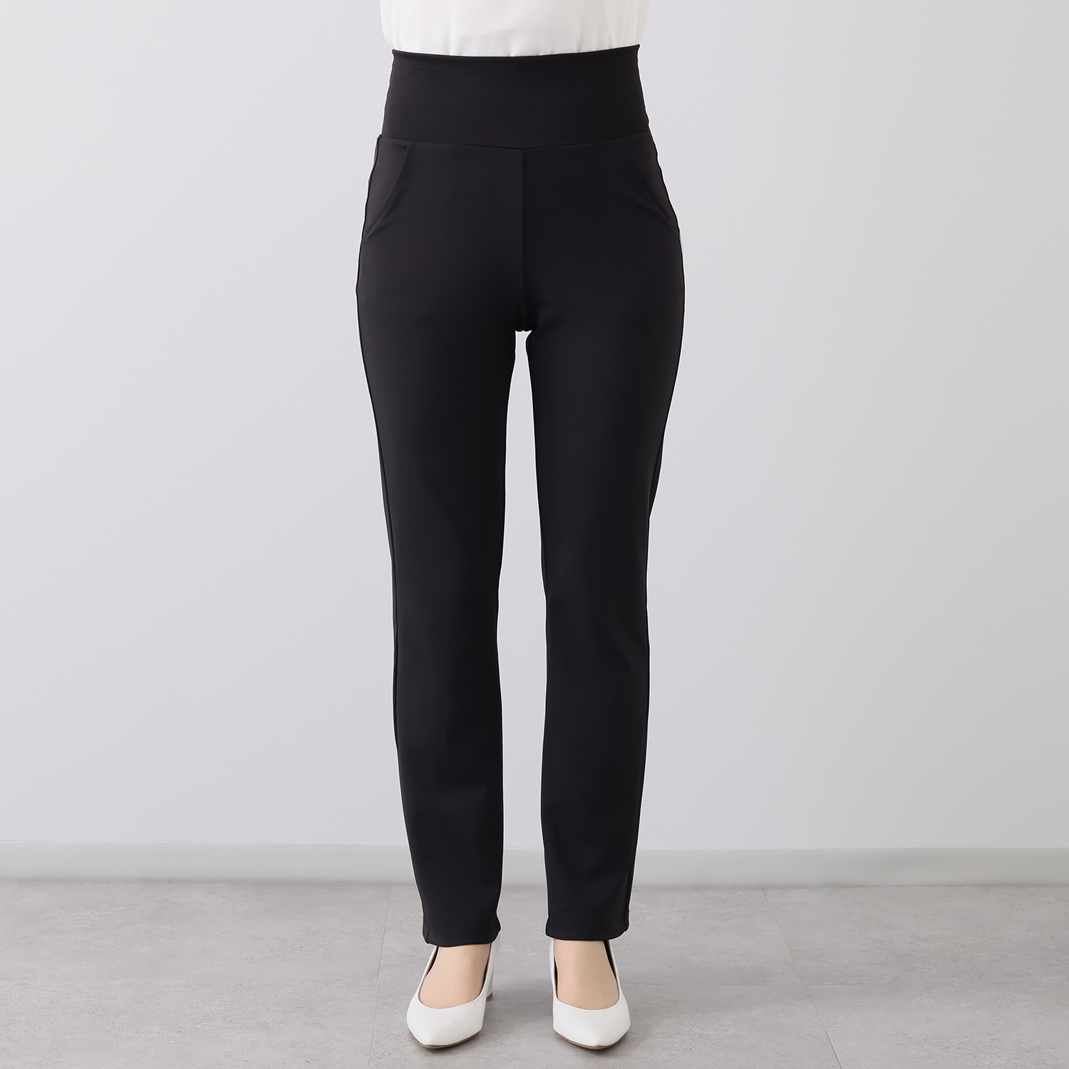 骨盤サポートガードル内蔵 骨盤周り、股関節周りを 穿いてサポート 脚のラインにもこだわった はくだけスラッとパンツ