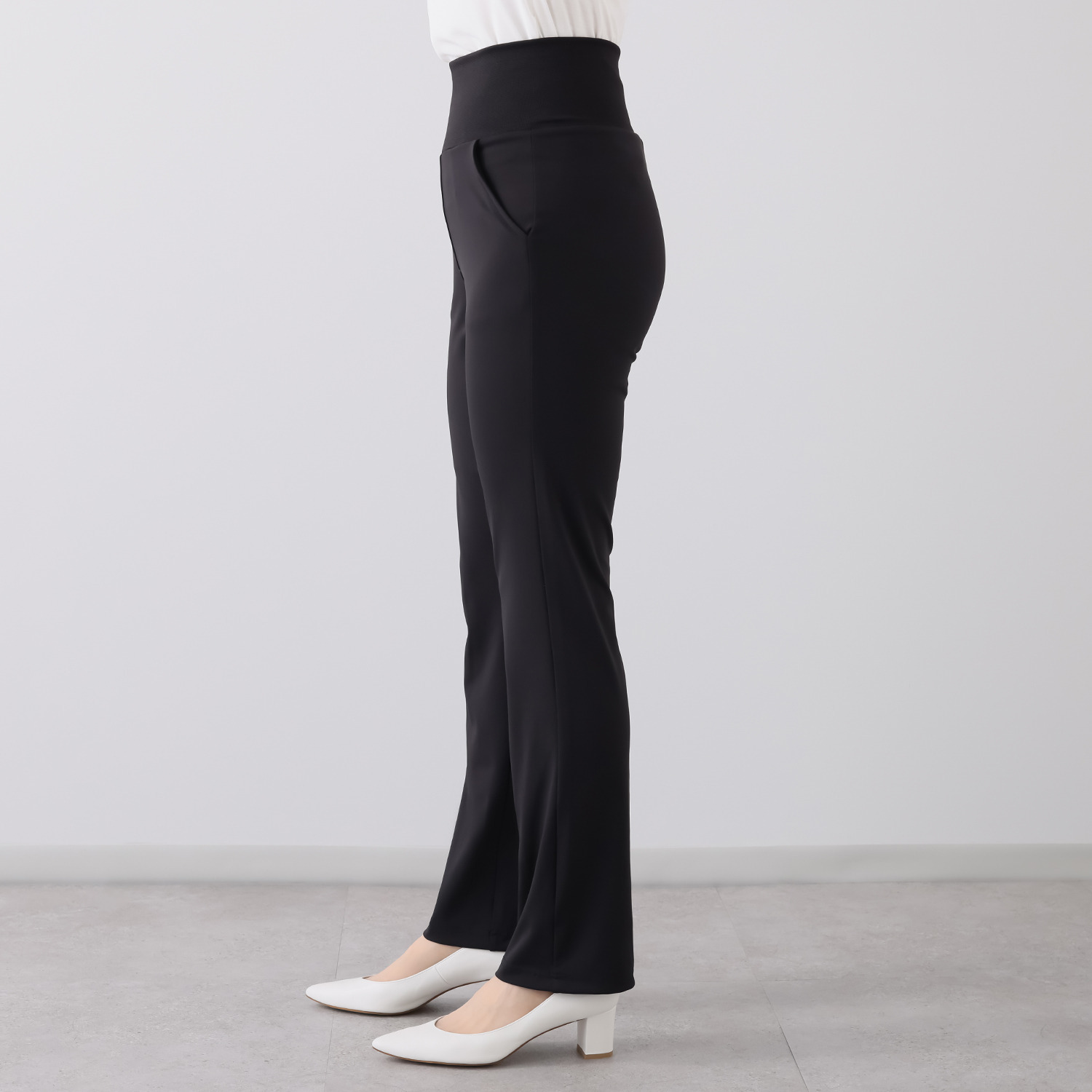 骨盤サポートガードル内蔵 骨盤周り、股関節周りを 穿いてサポート 脚のラインにもこだわった はくだけスラッとパンツ