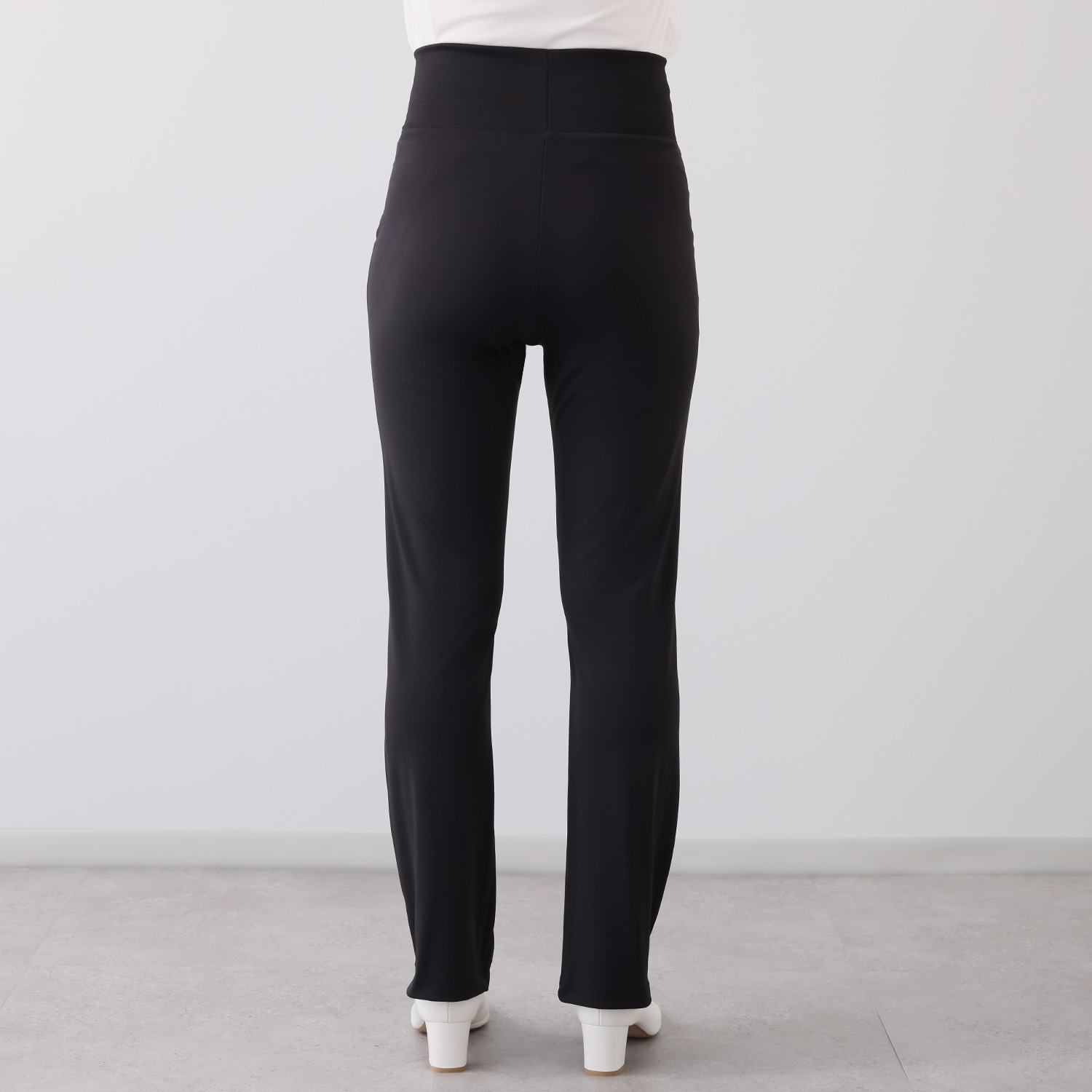 骨盤サポートガードル内蔵 骨盤周り、股関節周りを 穿いてサポート 脚のラインにもこだわった はくだけスラッとパンツ