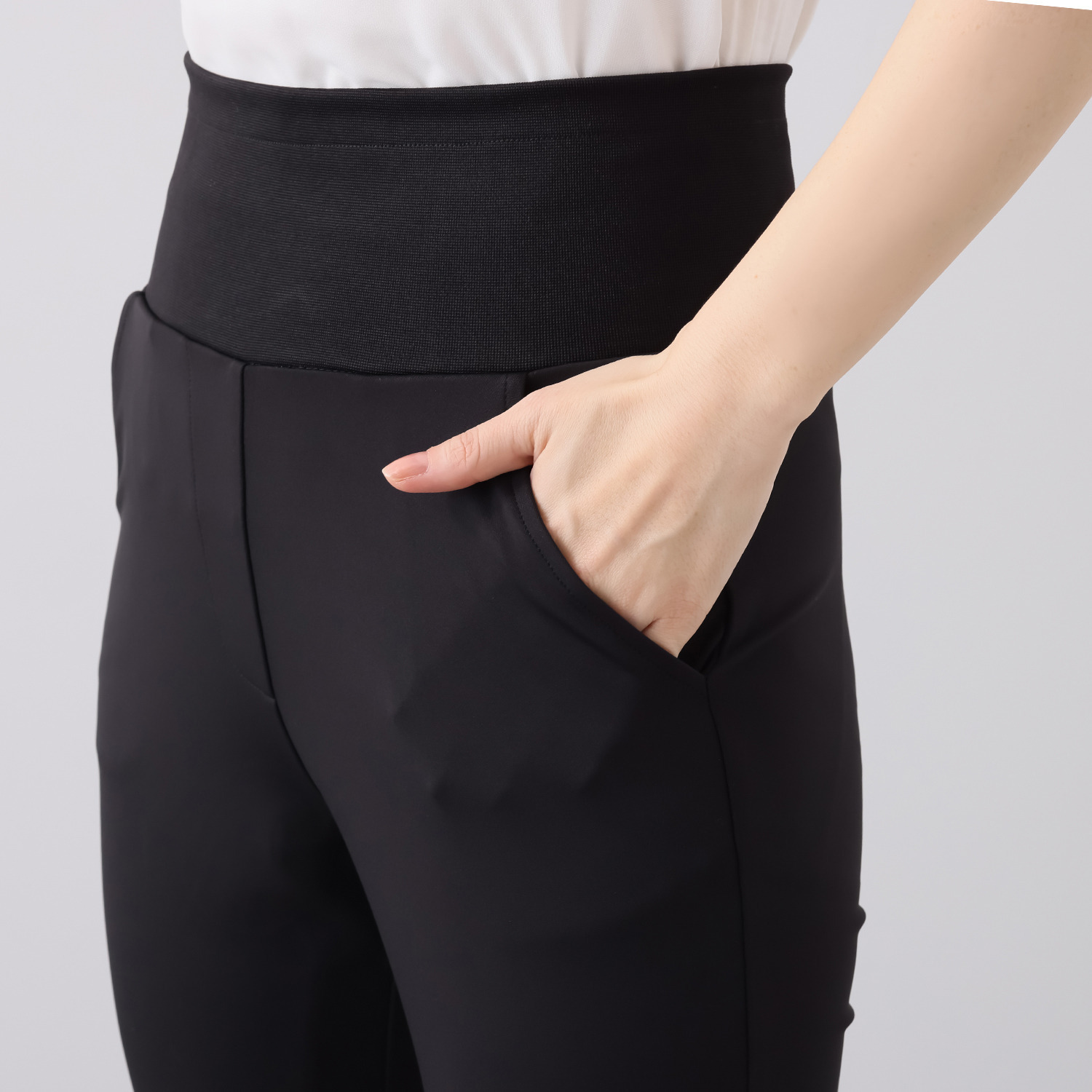 骨盤サポートガードル内蔵 骨盤周り、股関節周りを 穿いてサポート 脚のラインにもこだわった はくだけスラッとパンツ