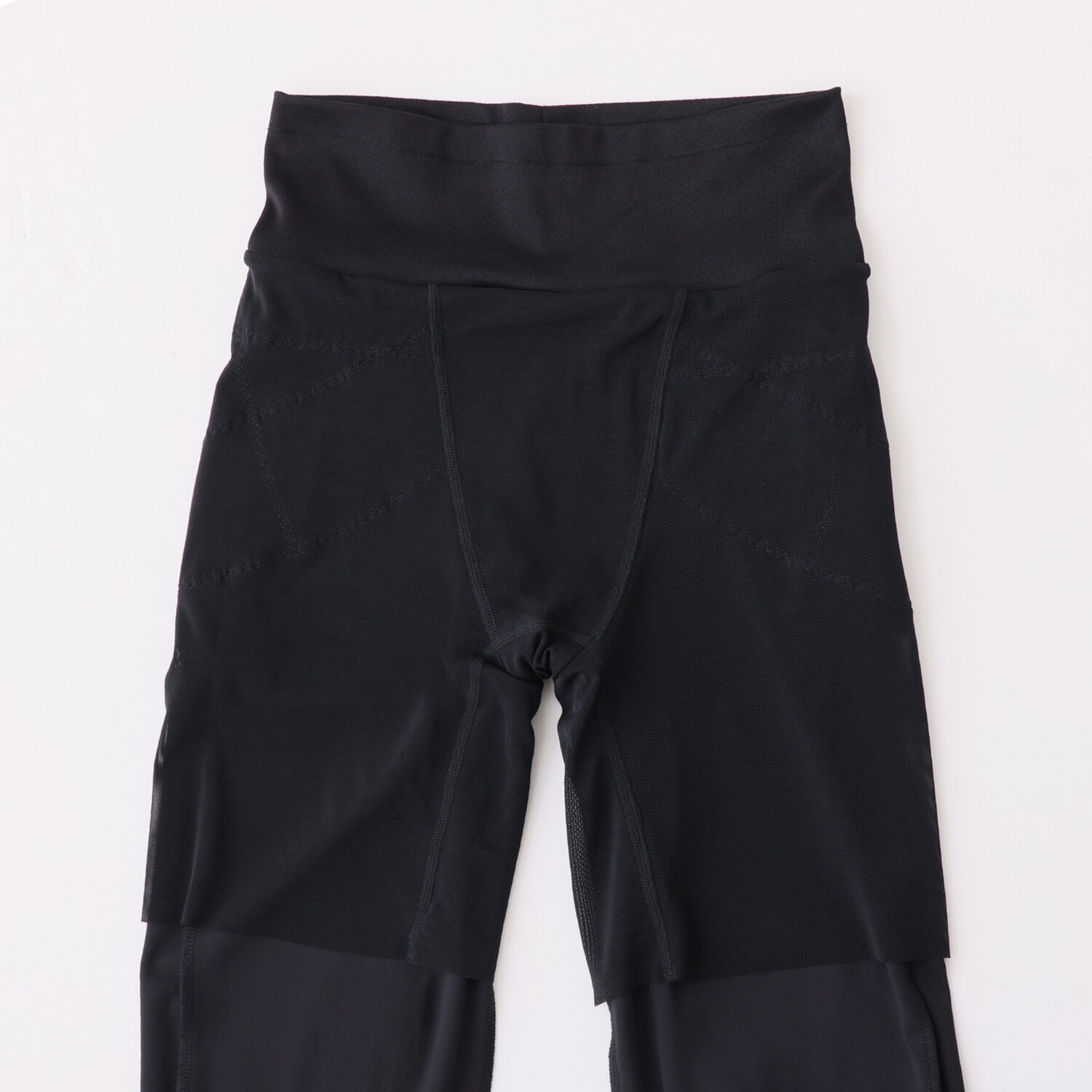 骨盤サポートガードル内蔵 骨盤周り、股関節周りを 穿いてサポート 脚のラインにもこだわった はくだけスラッとパンツ