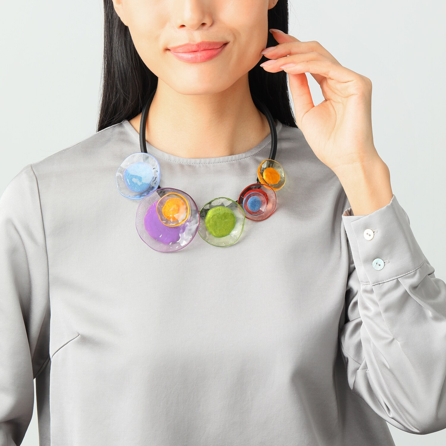 シスカ レジン ウィンターマルチカラー ロングコードネックレス