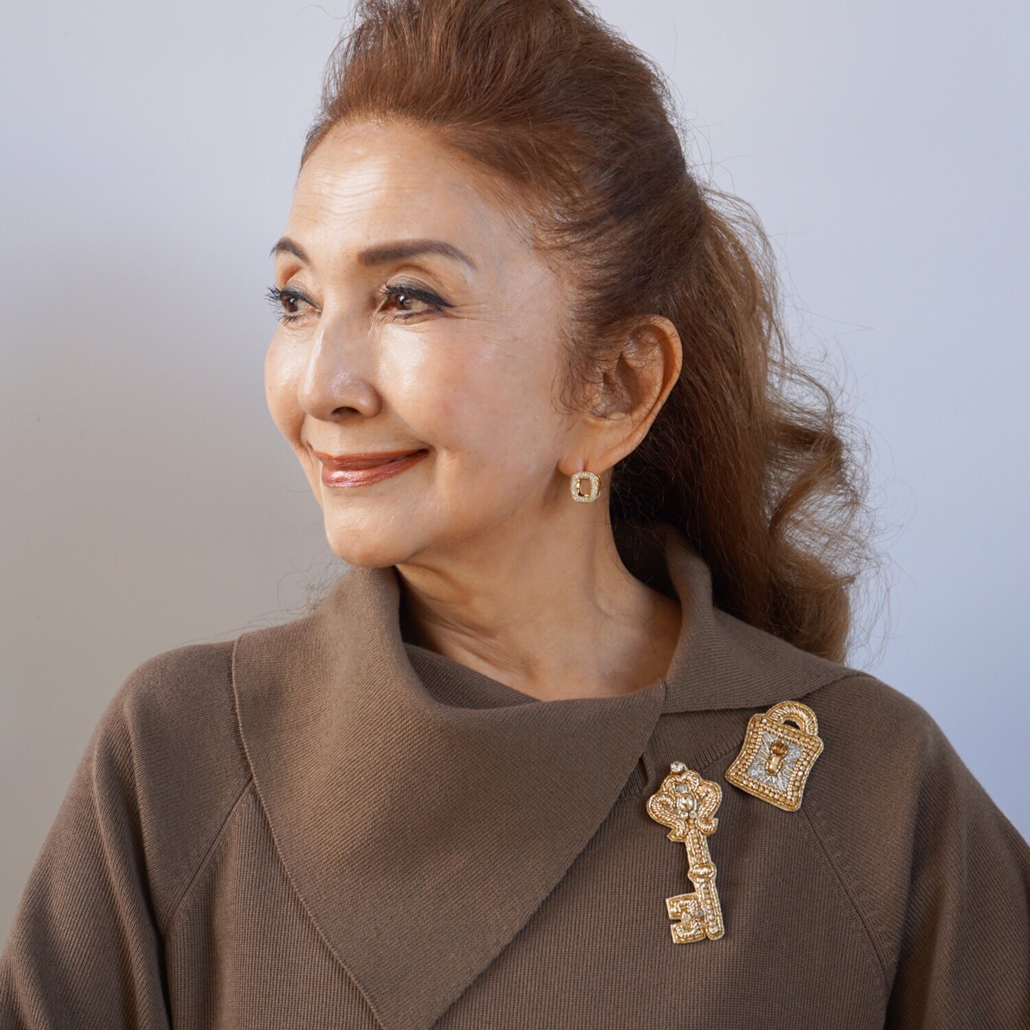 マダムヒロコ ビーズ＆ビジュウ刺しゅう ロックセットモティーフ ブローチ “ラブリーロック”