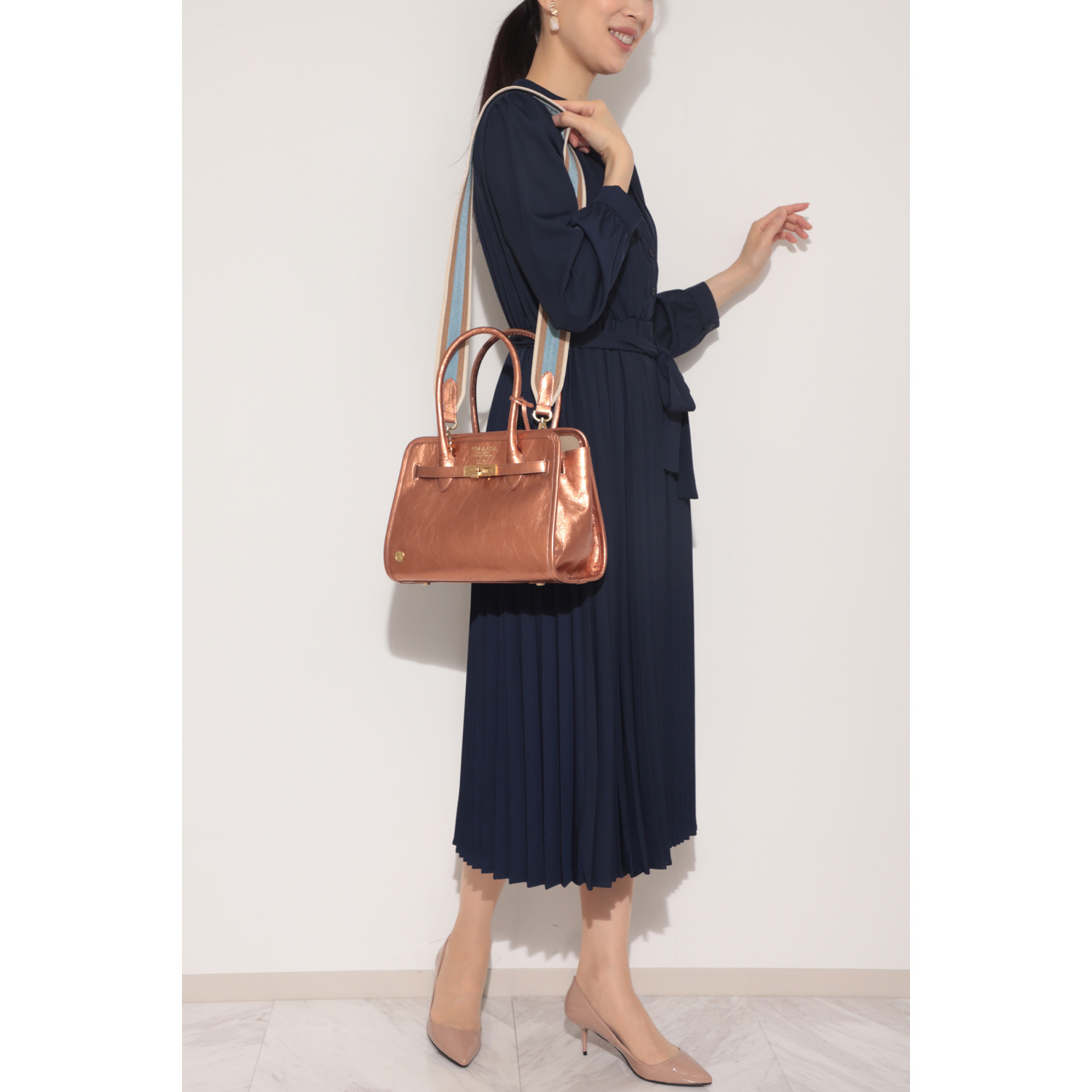 エーディーエムジェイ イタリアンレザー クラックメタル 前金具アクセント トートバッグ＜Ｍ＞