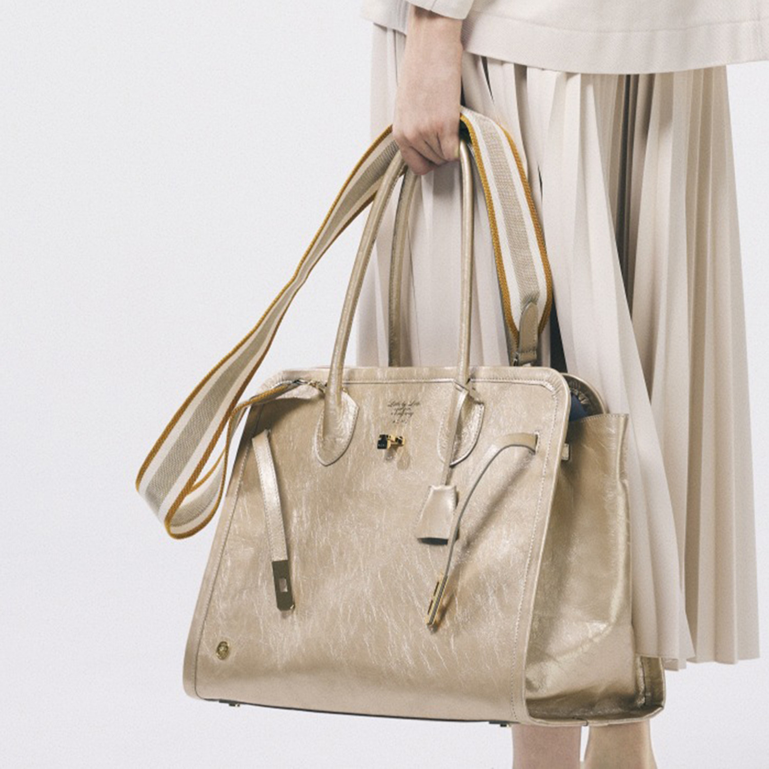 エーディーエムジェイ イタリアンレザー クラックメタル 前金具アクセント トートバッグ＜Ｍ＞