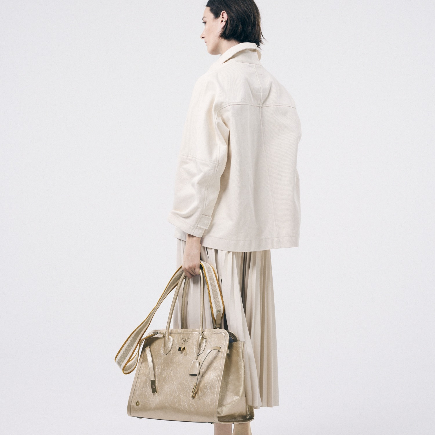 エーディーエムジェイ イタリアンレザー クラックメタル 前金具アクセント トートバッグ＜Ｍ＞