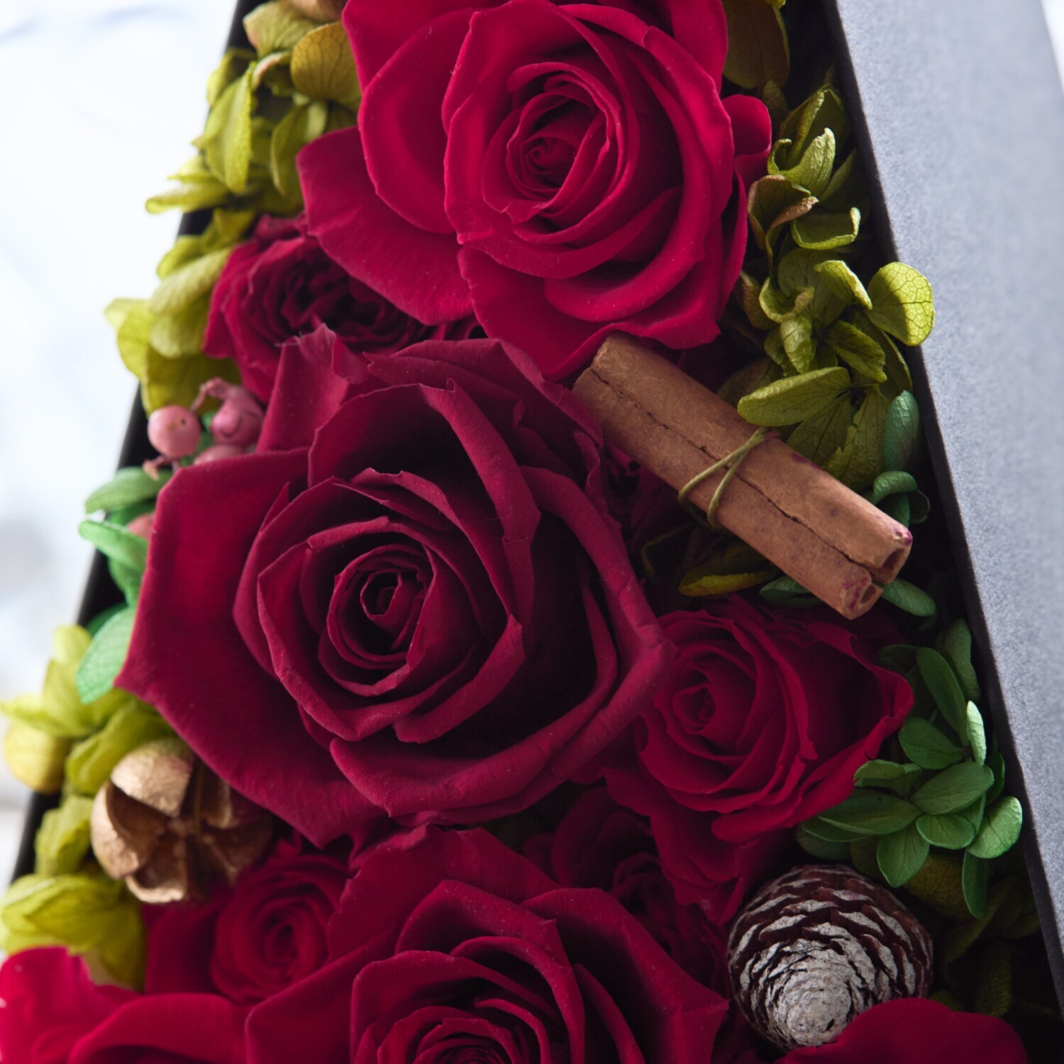 ＧＩＮＺＡ ＳＯＢＩ　ＦＬＯＷＥＲＳ プリザーブドフラワー 三角ボックス フラワーアレンジ “アムールローズツリー”