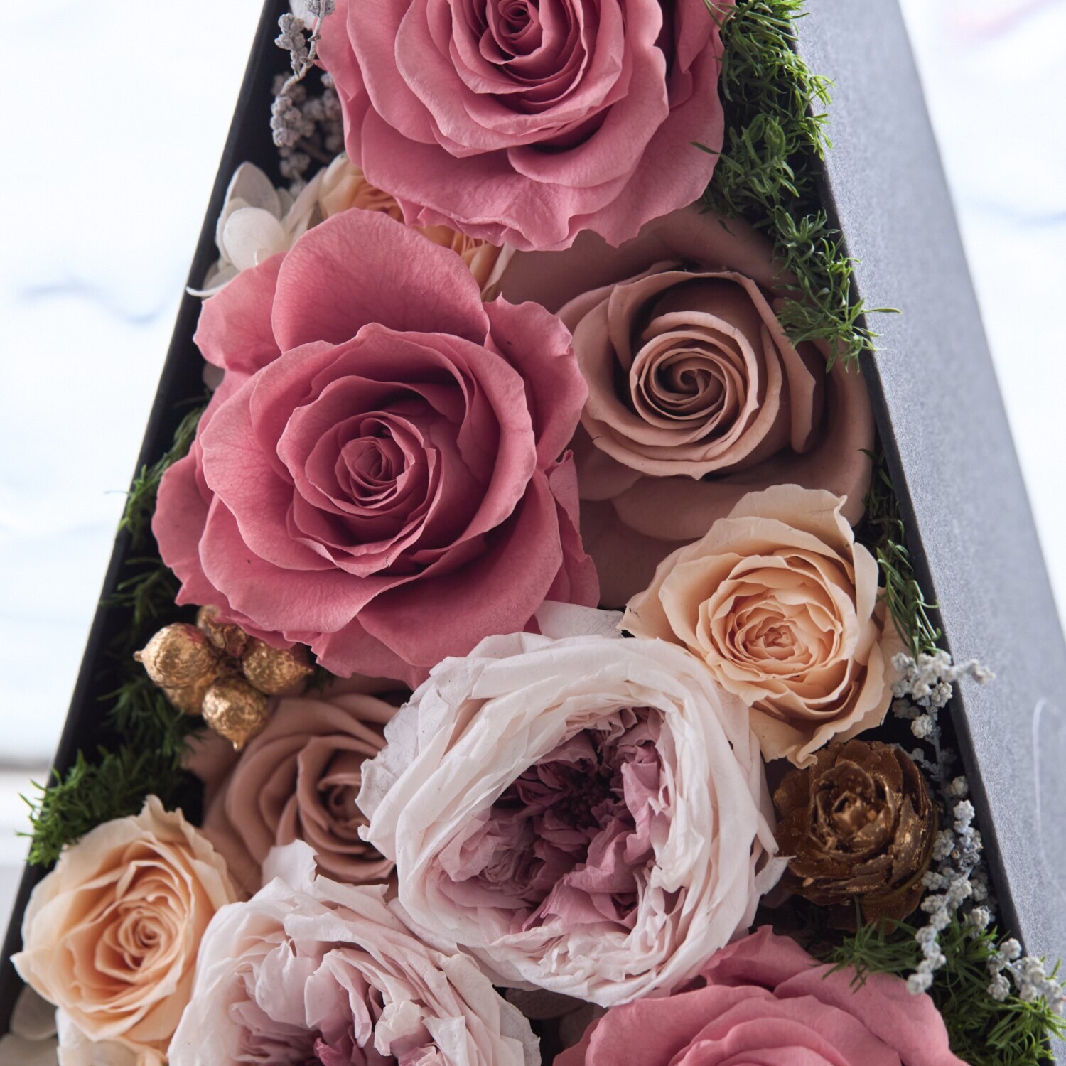 ＧＩＮＺＡ ＳＯＢＩ　ＦＬＯＷＥＲＳ プリザーブドフラワー 三角ボックス フラワーアレンジ “アムールローズツリー”