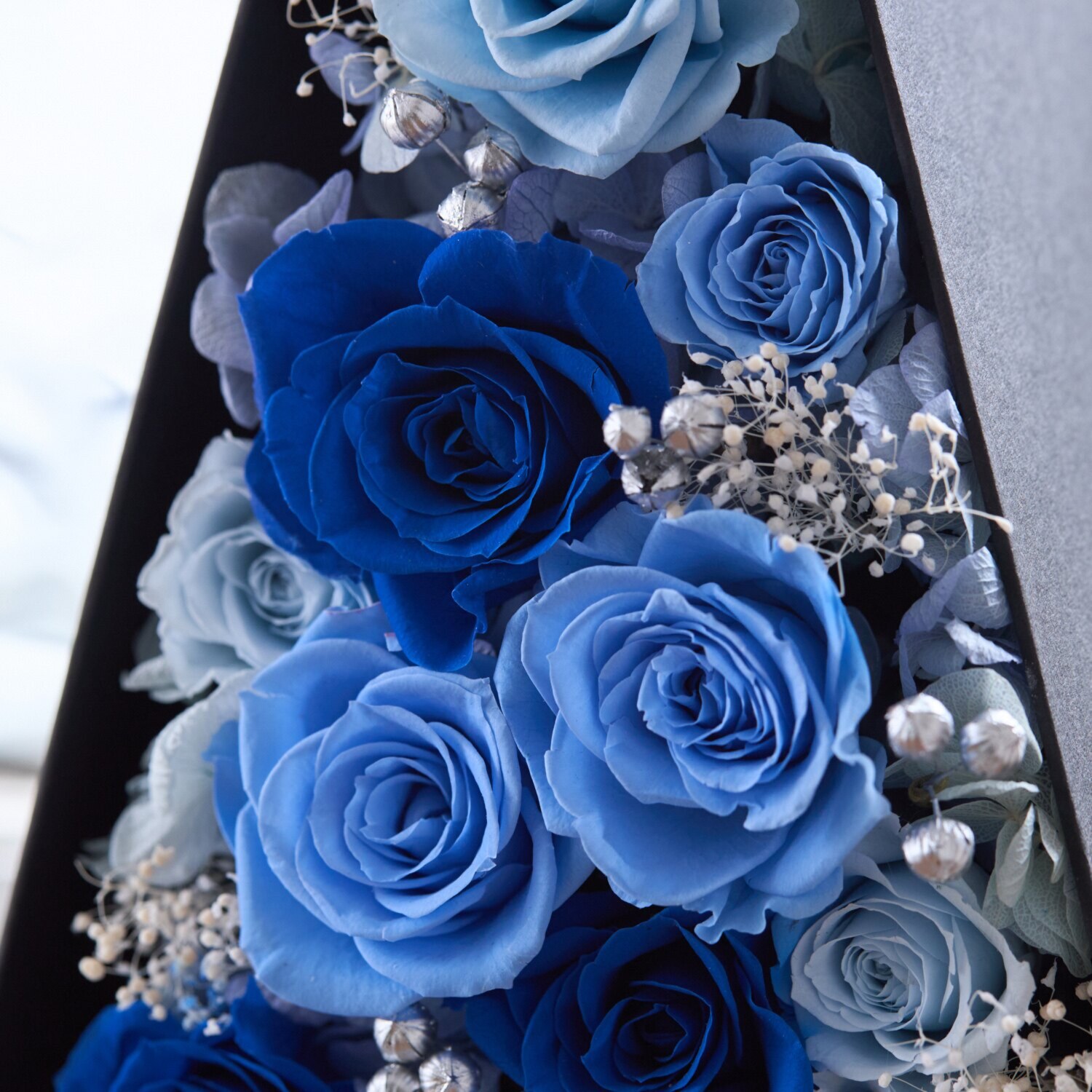 ＧＩＮＺＡ ＳＯＢＩ　ＦＬＯＷＥＲＳ プリザーブドフラワー 三角ボックス フラワーアレンジ “アムールローズツリー”